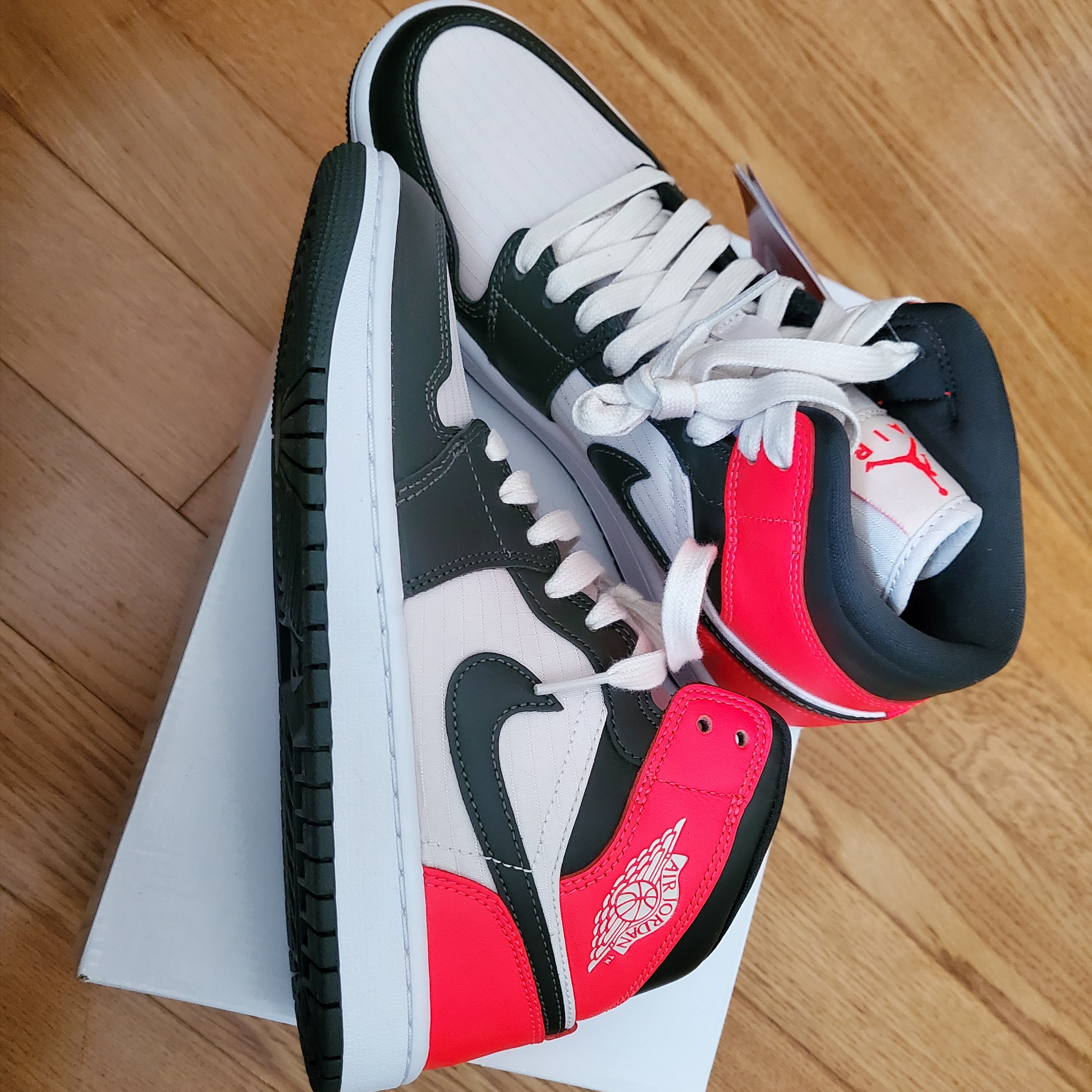 (W) Jordan 1 Mid SE Newsprint 착용 스타일 - 2