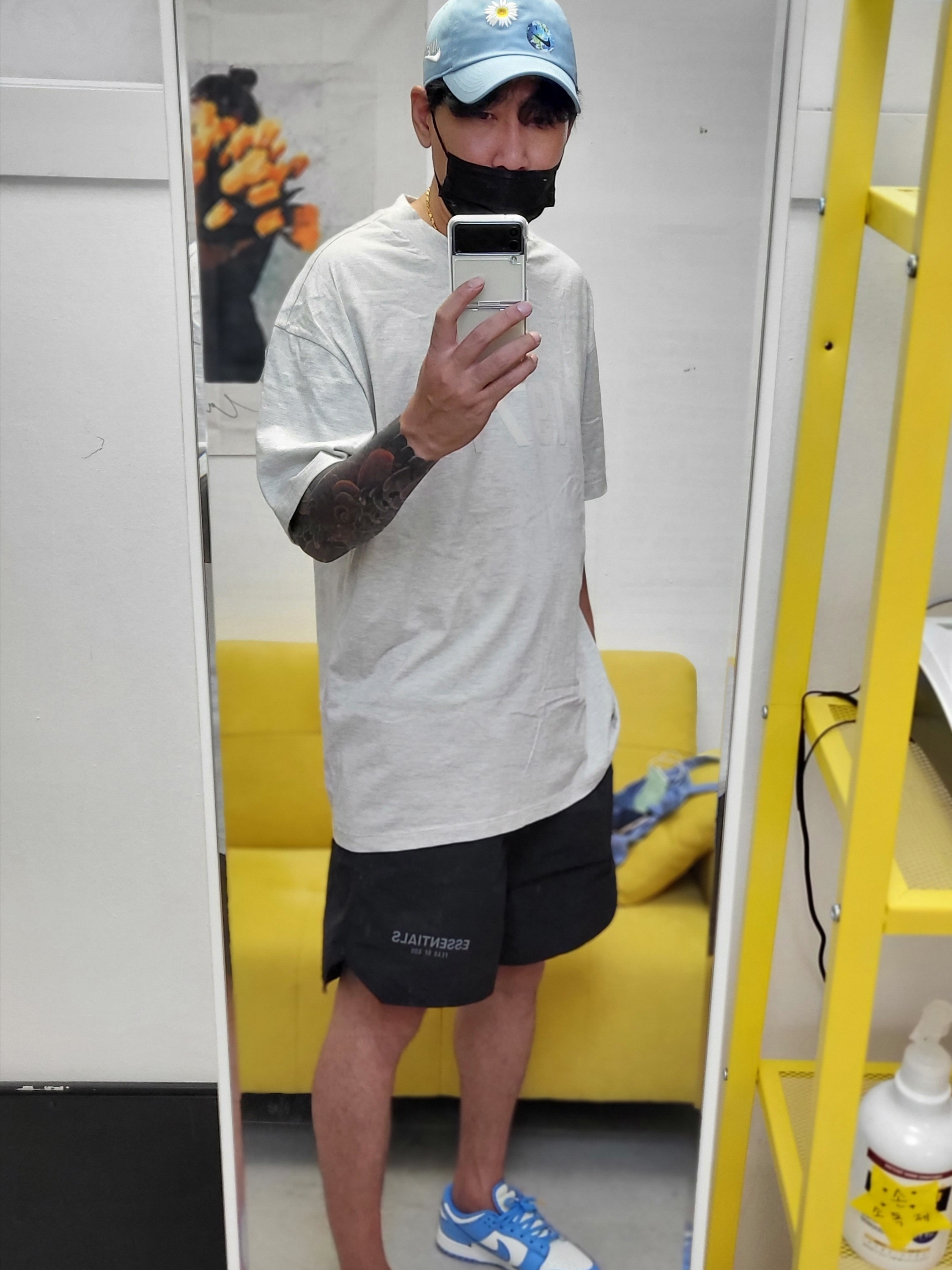 Essentials Volley Shorts Black - 21SS, Essentials 1977 T-Shirt Light Oatmeal - 22SS 착용 스타일