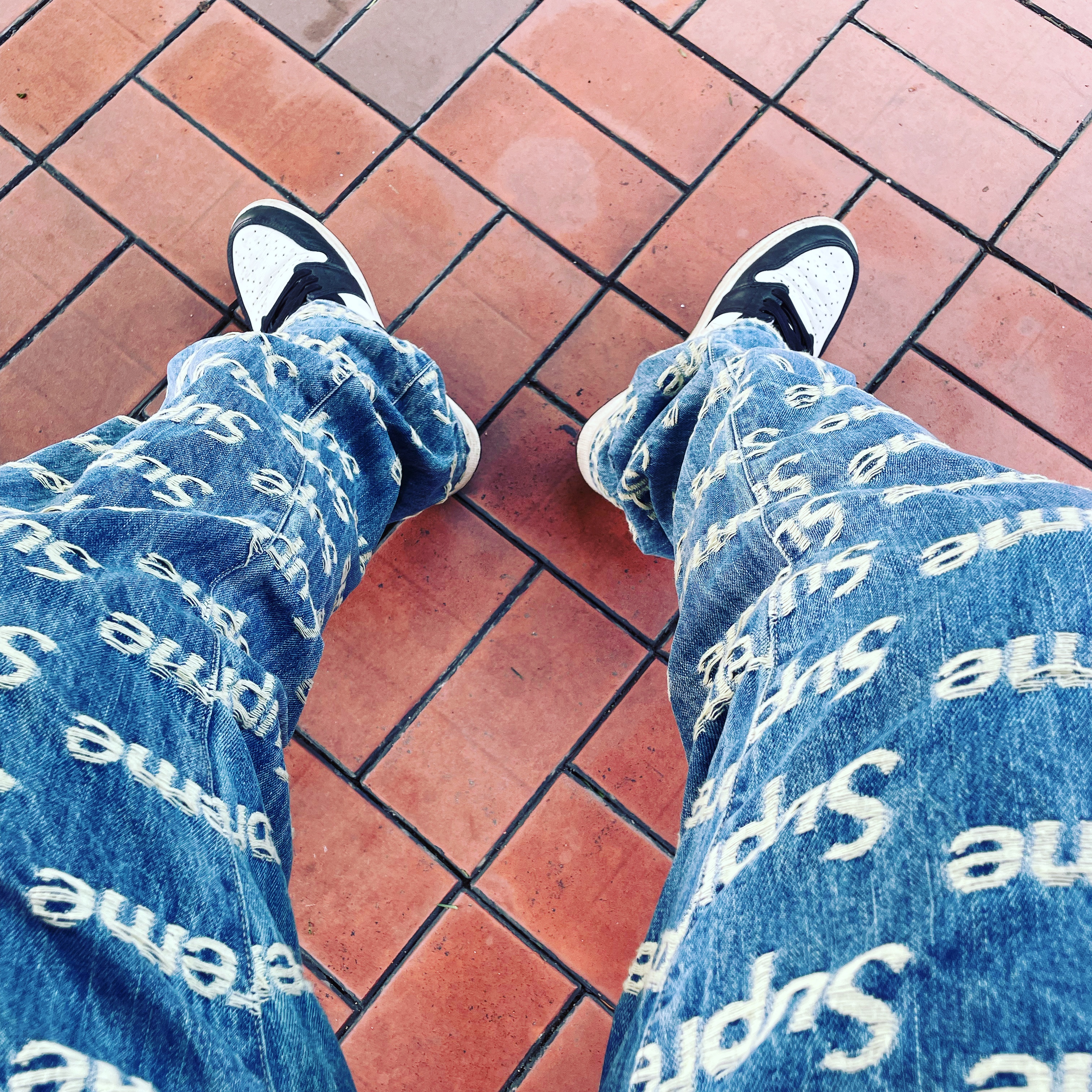 Supreme Frayed Logos Regular Jean Blue - 21SS, Jordan 1 Retro High OG Black Mocha 착용 스타일