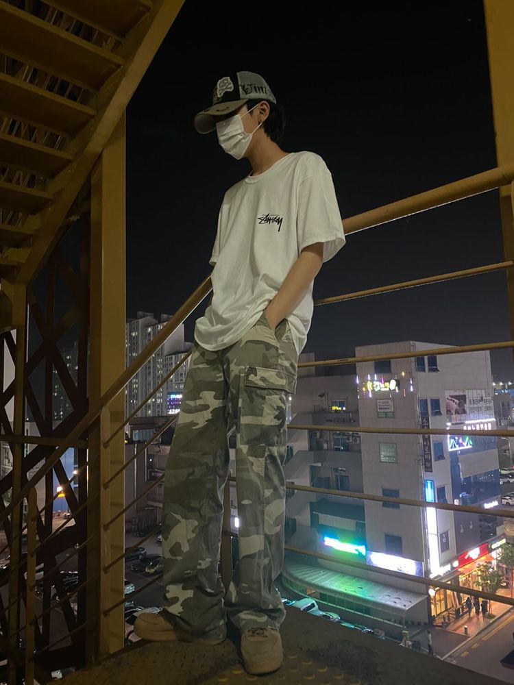 Nike Air Force 1 '07 WB Flax, Stussy Livin' Large T-Shirt White 착용 스타일 - 2