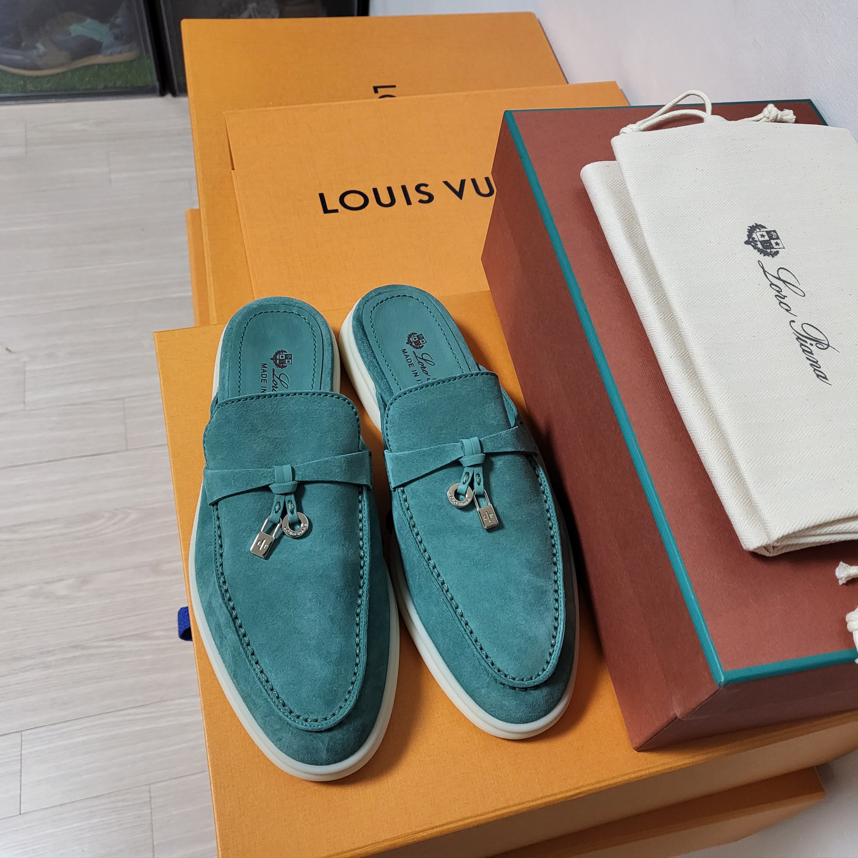 (W) Loro Piana Babouche Charms Walk Suede Calfskin Laguna 착용 스타일 - 1