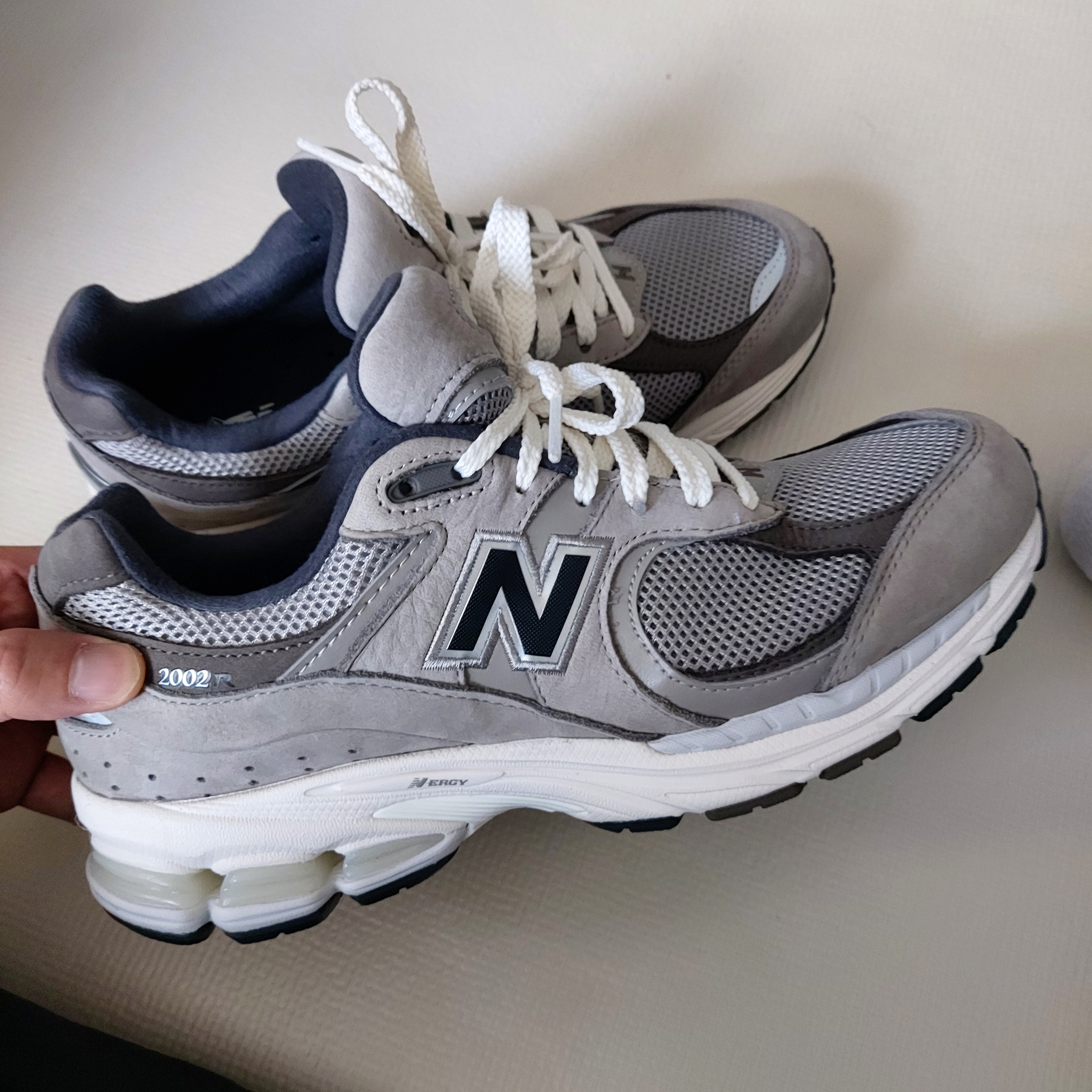 New Balance 2002 Warm Alpaca 착용 스타일 - 2