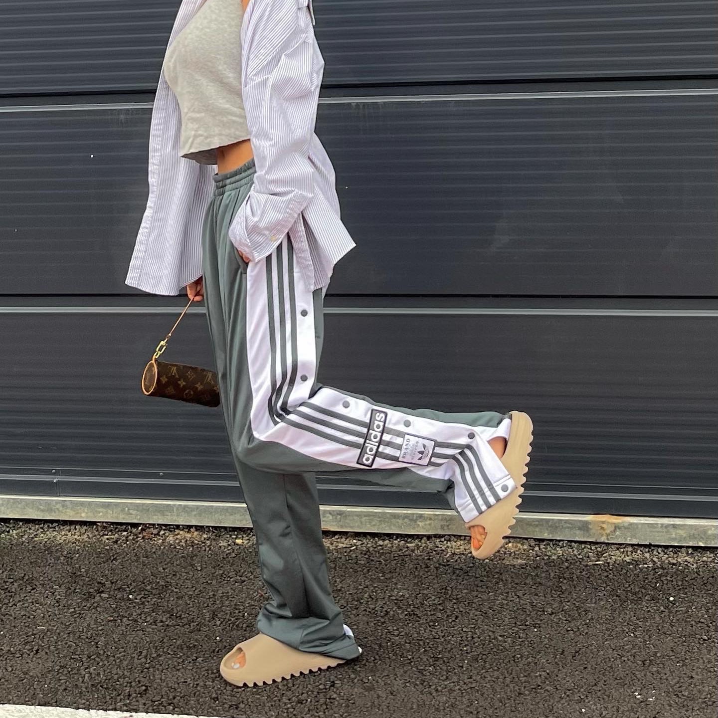 Adidas Yeezy Slide Pure - Re-Release Ver. 착용 스타일 - 2