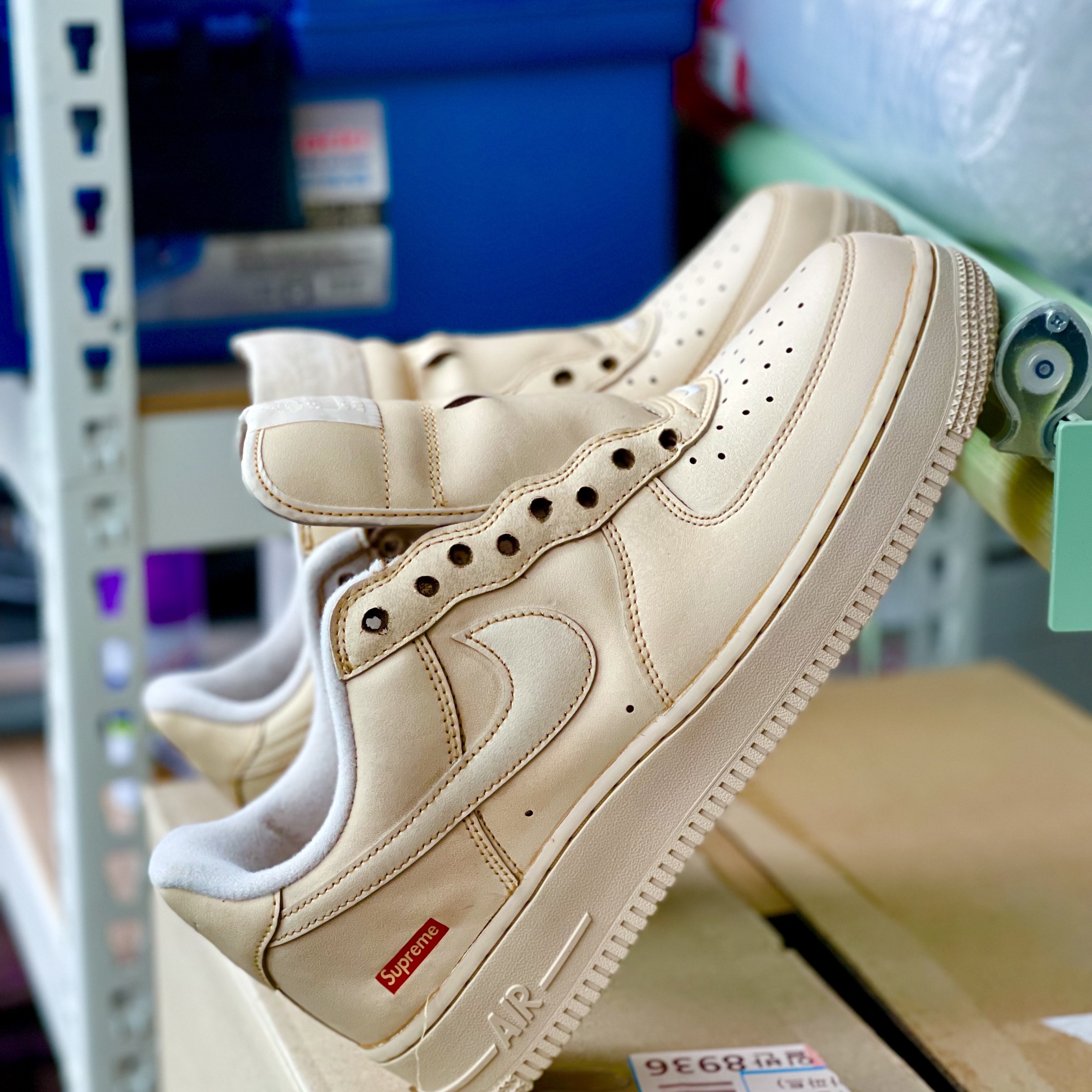 Nike x Supreme Air Force 1 Low White 착용 스타일 - 2