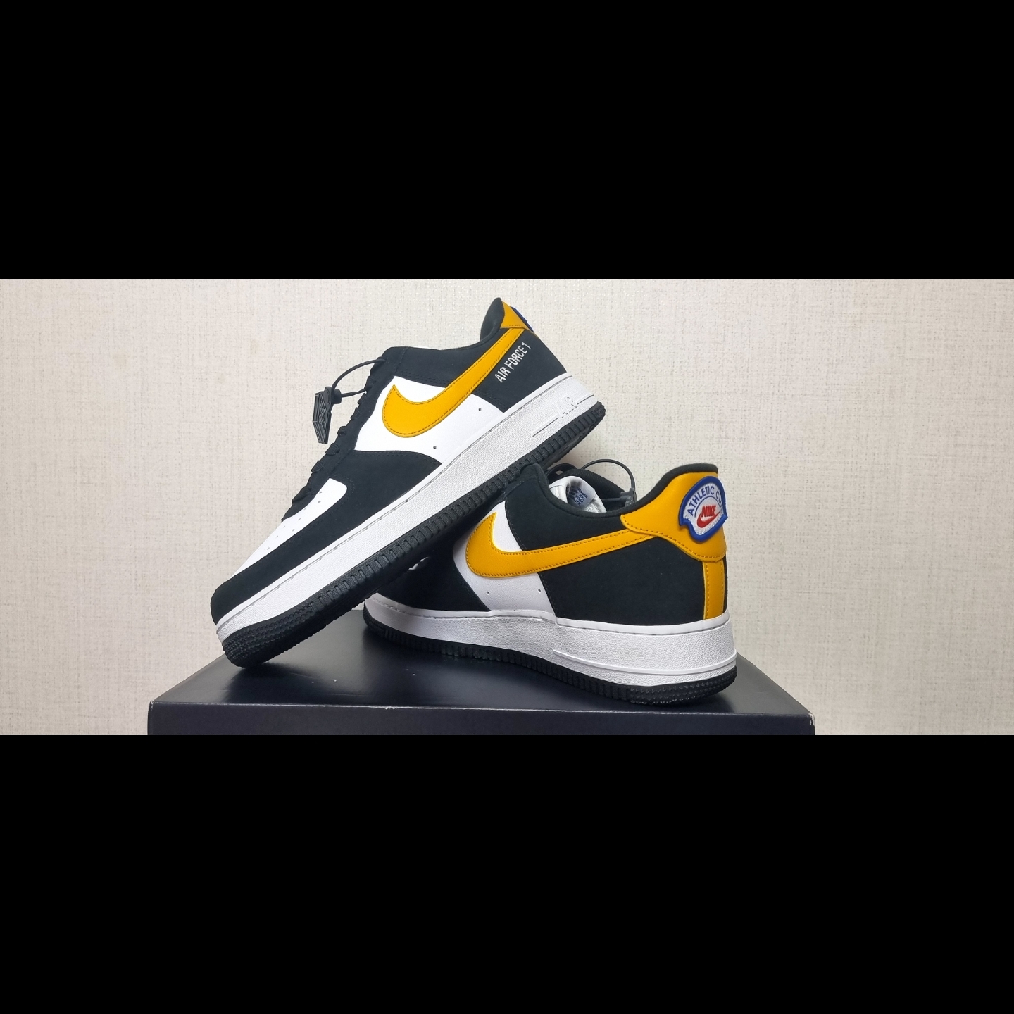 Nike Air Force 1 '07 LV8 Athletic Club Black Dark Sulfur 착용 스타일 - 2