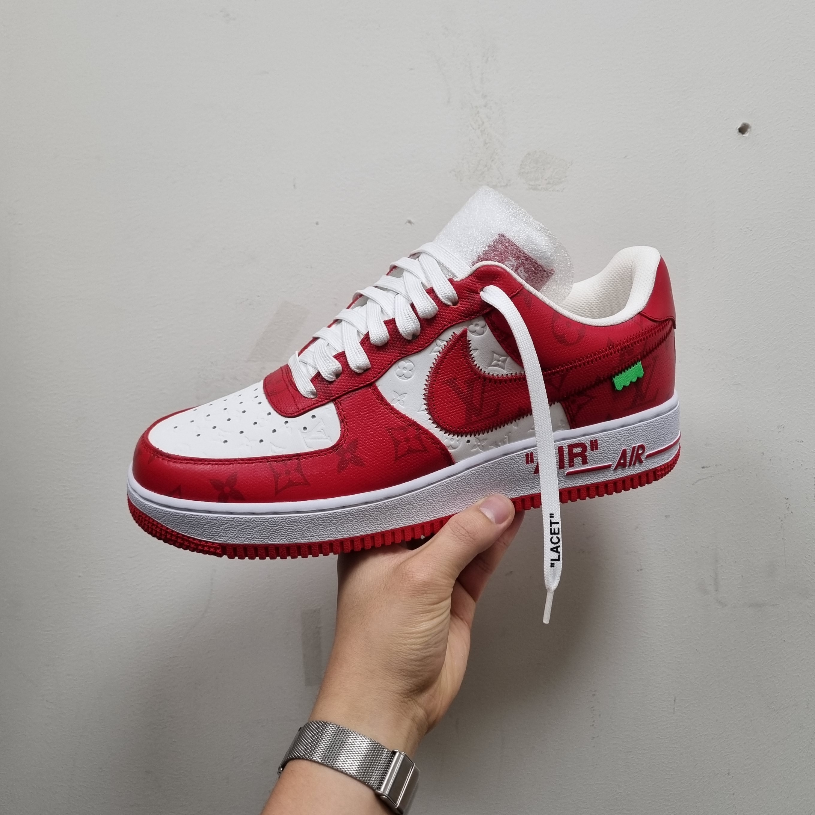 Louis Vuitton x Nike Air Force 1 Low by Virgil Abloh White Comet Red 착용 스타일 - 1