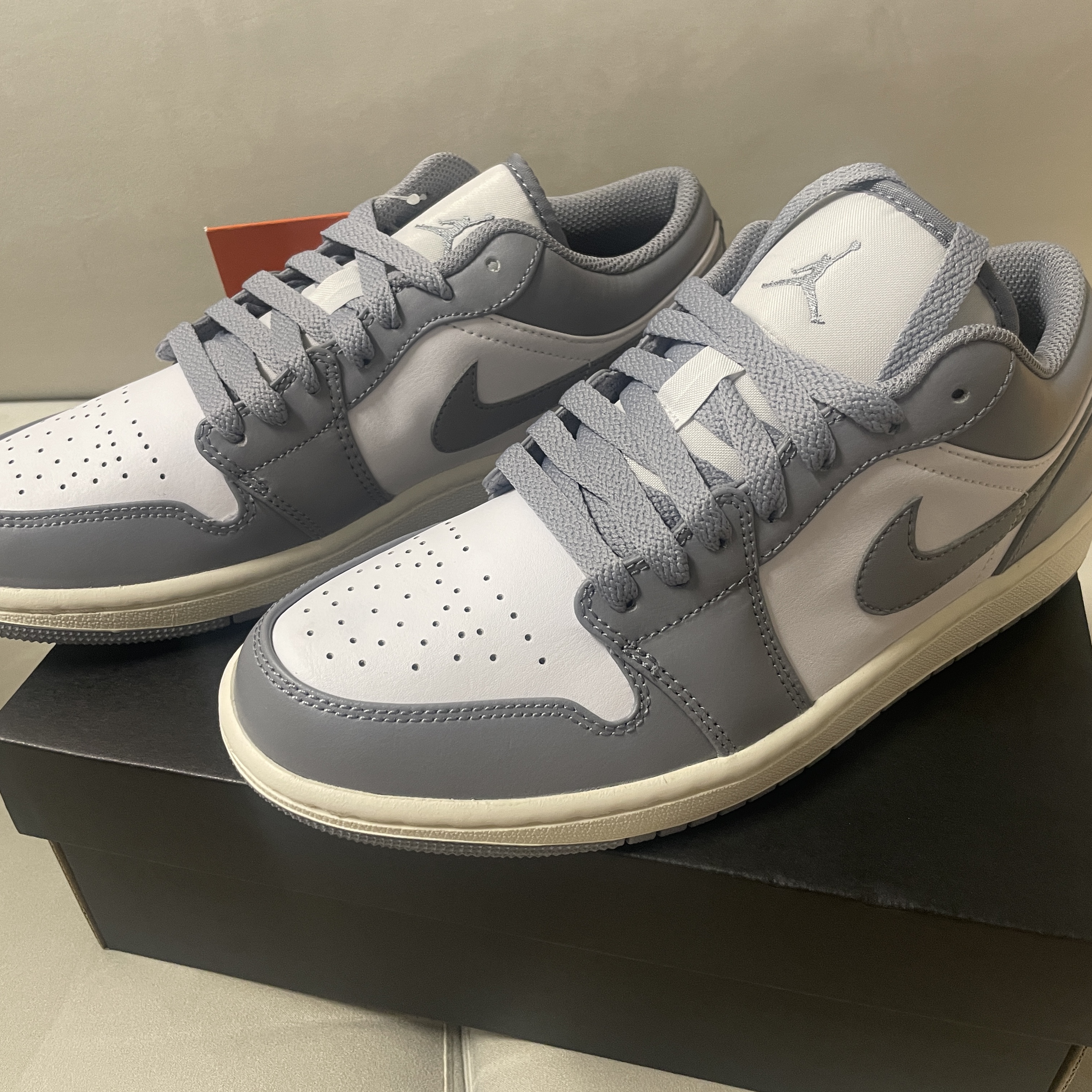 Jordan 1 Low Stealth and White 착용 스타일 - 1