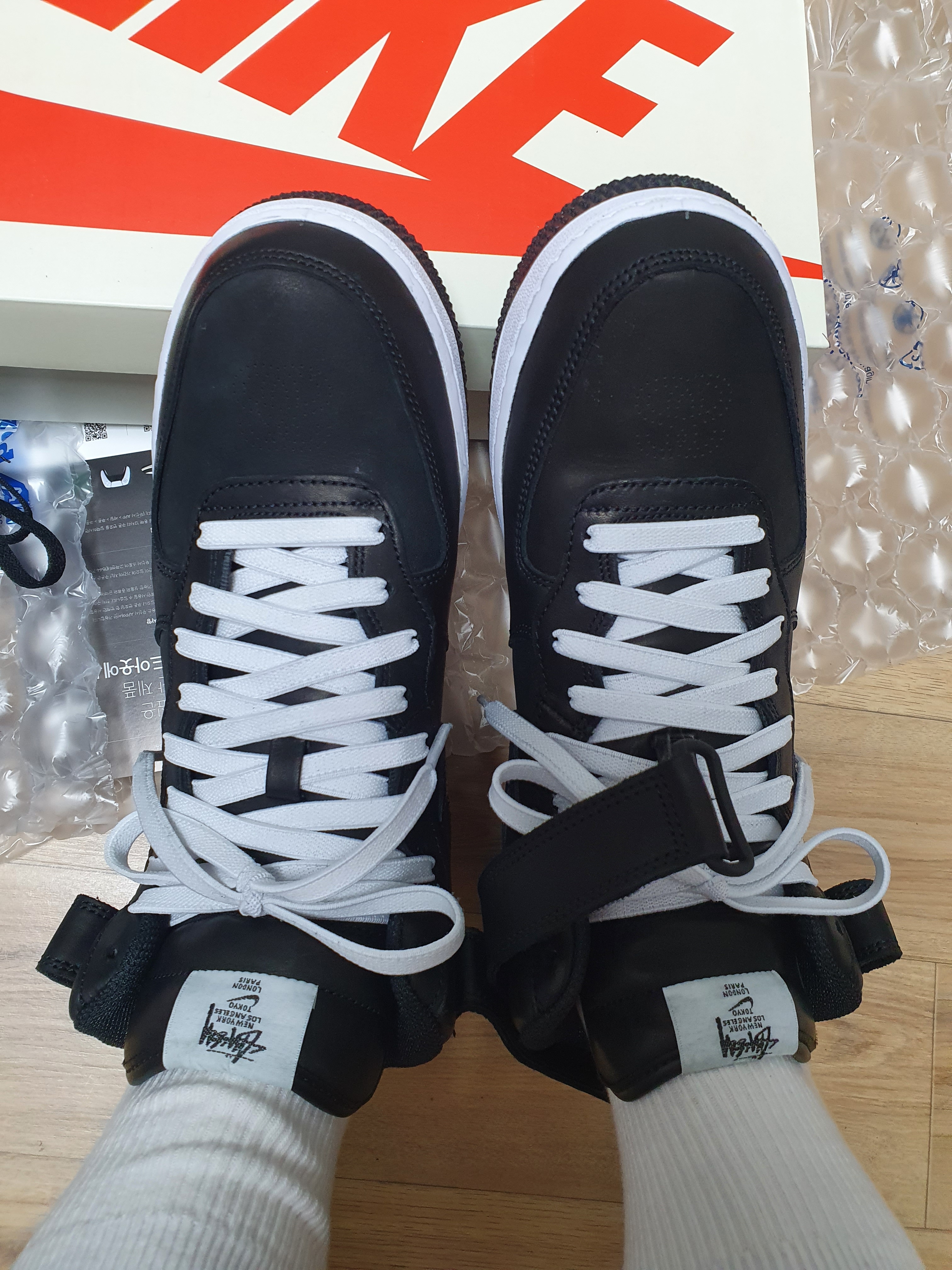 Nike x Stussy Air Force 1 '07 Mid SP Black 착용 스타일 - 3