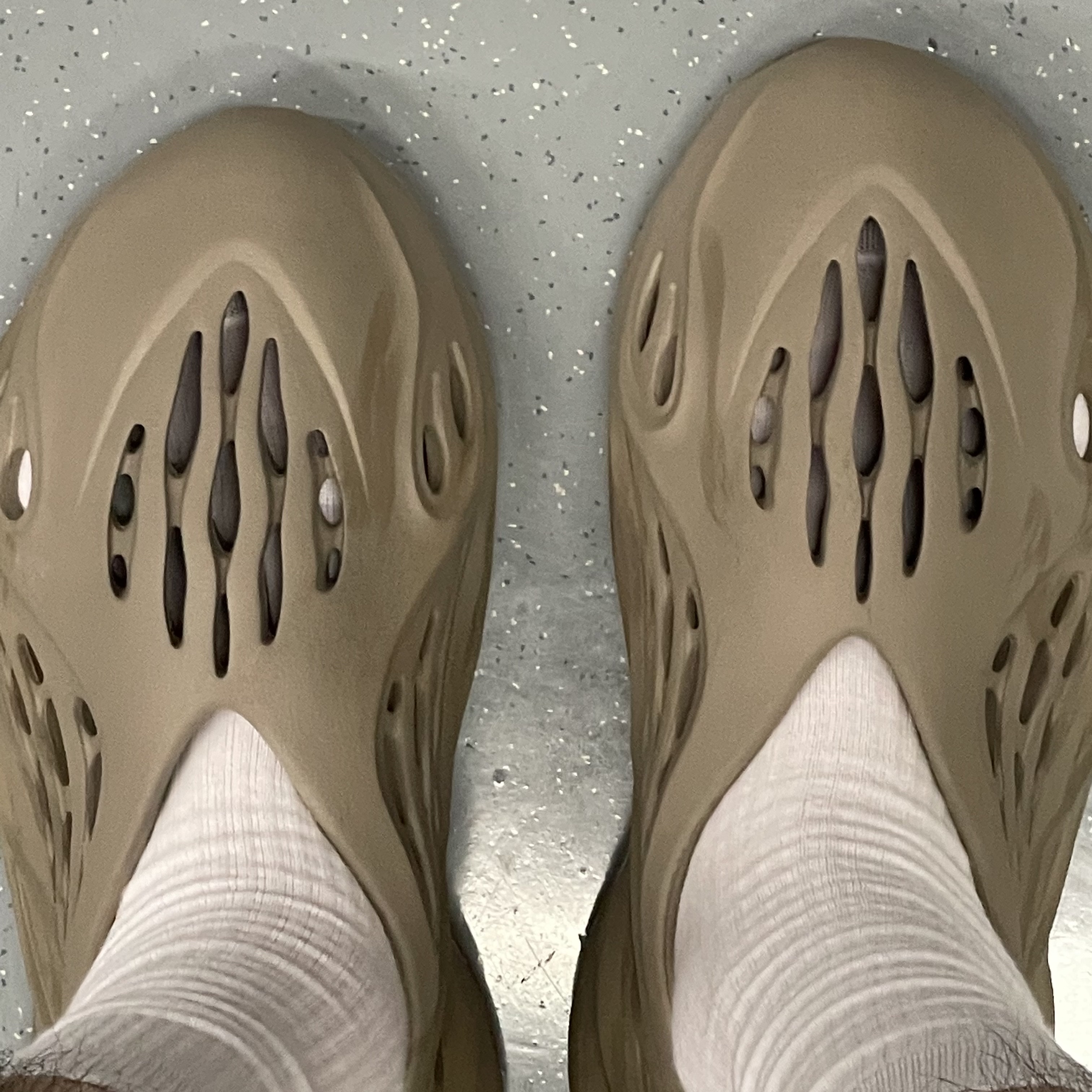 Adidas Yeezy Foam RNNR Stone Sage 착용 스타일 - 2