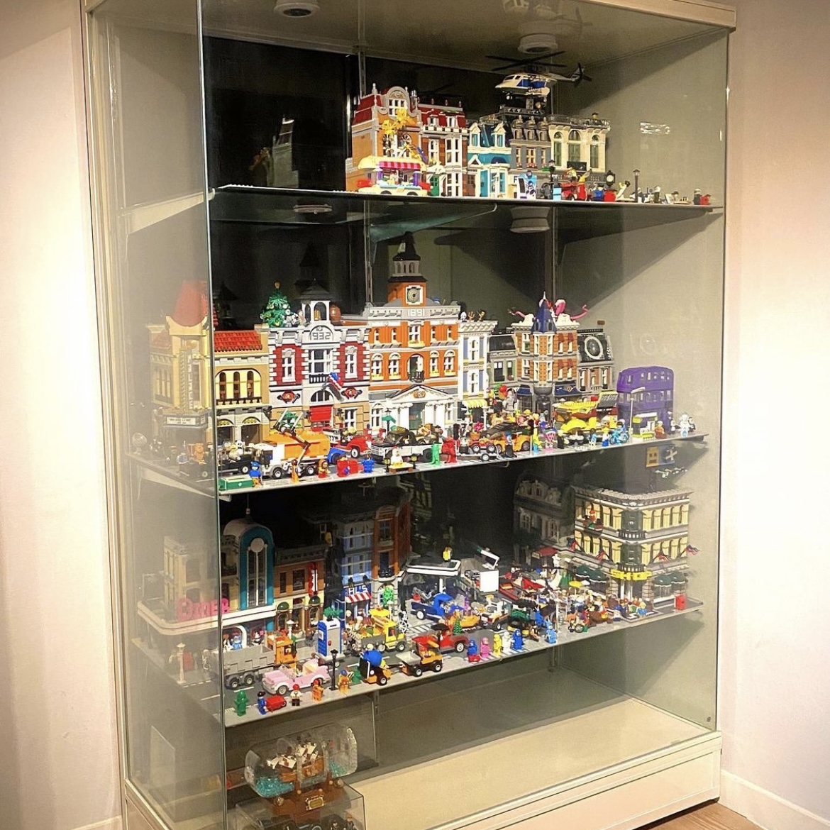 Lego Town Hall, Lego Brick Bank μ°©μ© μ€νμΌ