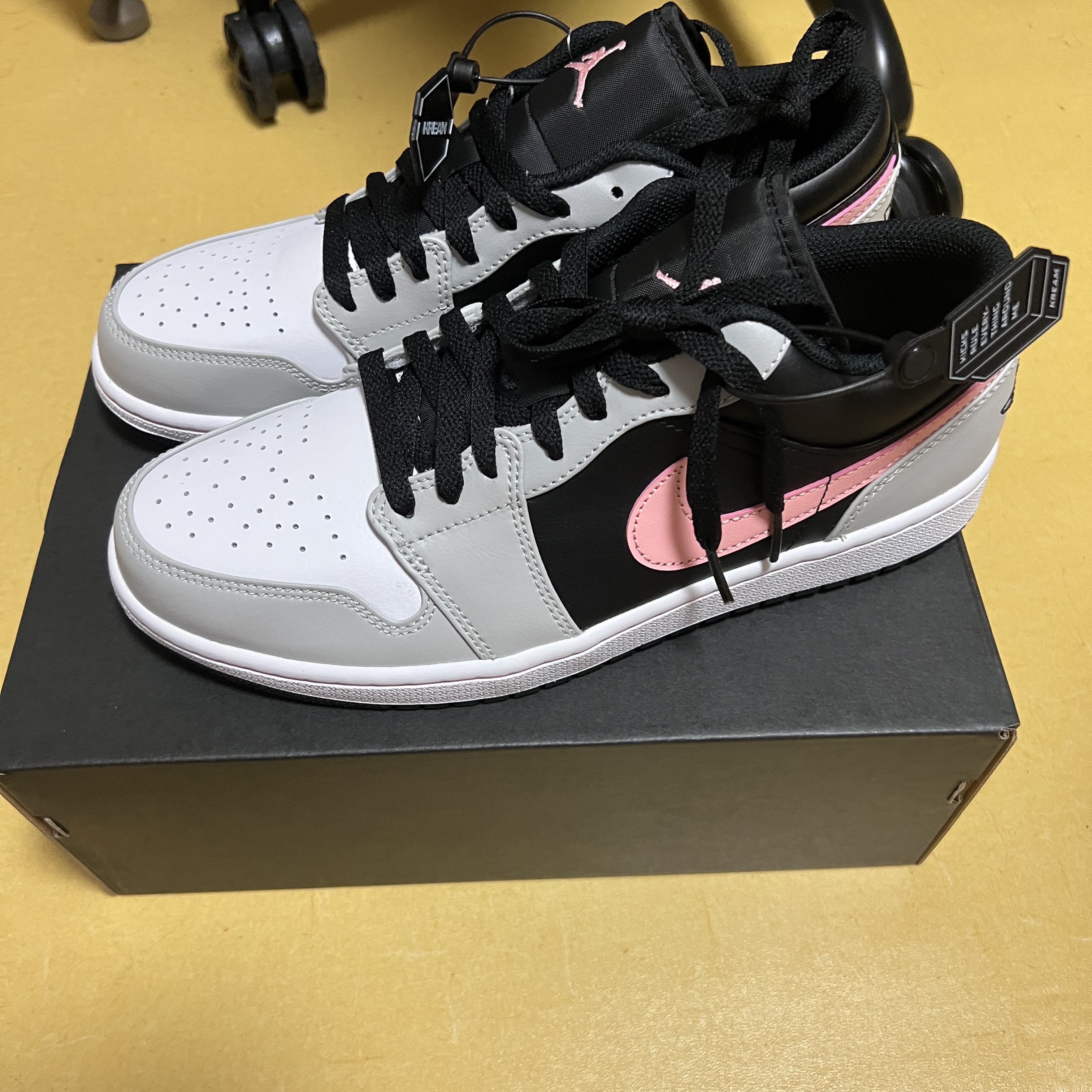 Jordan 1 Low Grey Fog Black Bleached Coral 착용 스타일 - 1
