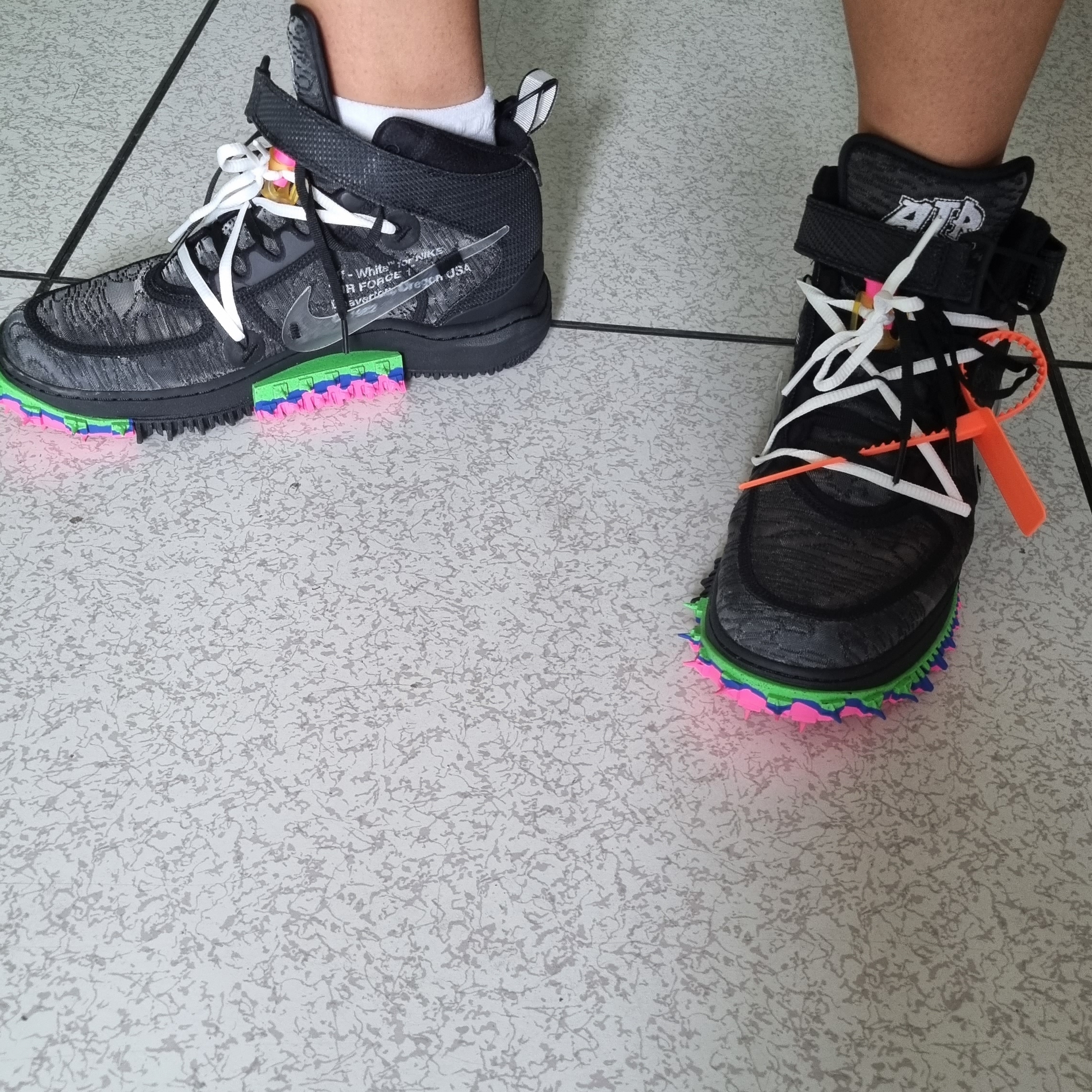 Nike x Off-White Air Force 1 Mid SP Black 착용 스타일 - 2