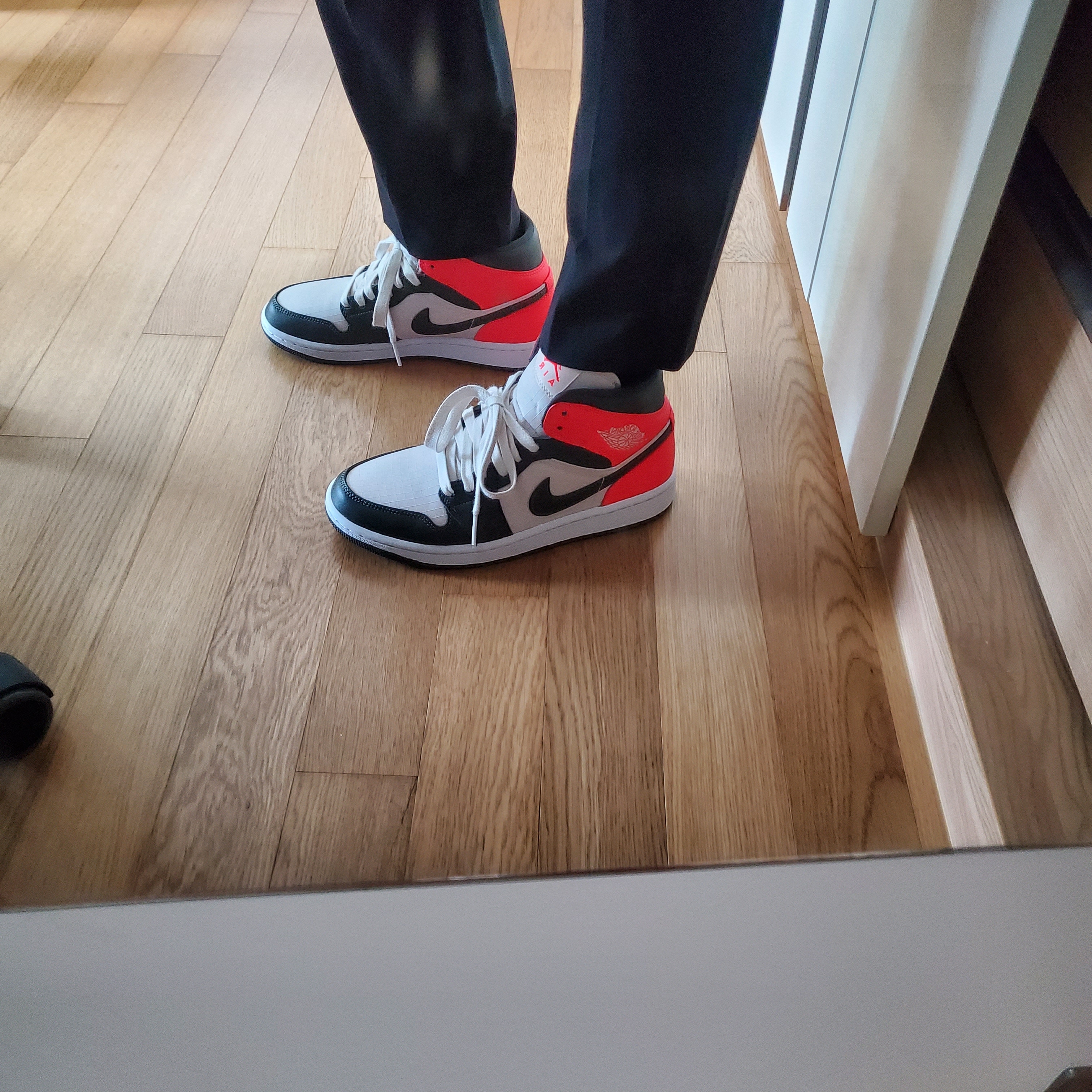 (W) Jordan 1 Mid SE Newsprint 착용 스타일 - 1