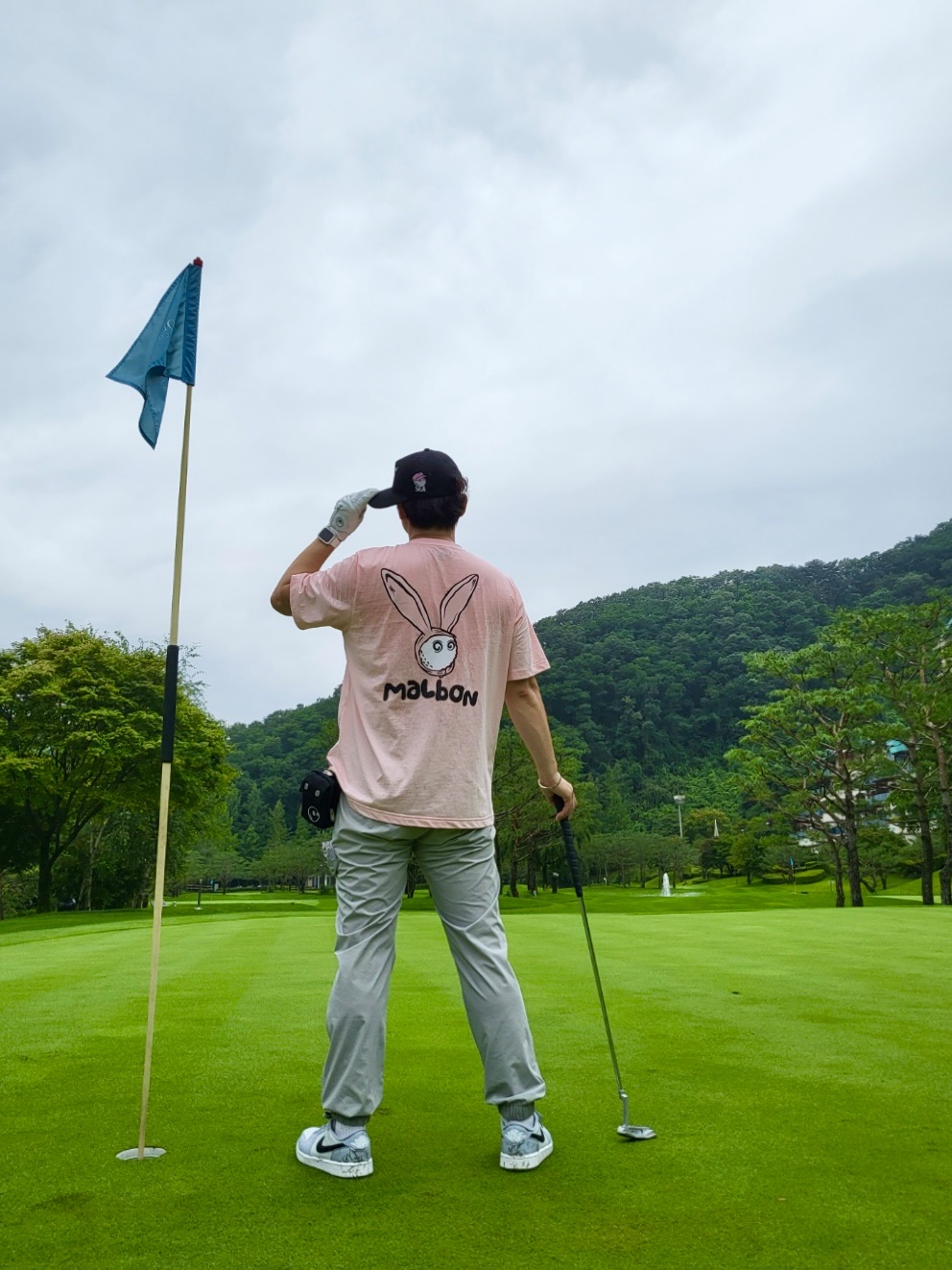 Malbon Golf Rabbit Pocket T-Shirt Pink, Malbon Golf x Wind and Sea Snapback Hat Black 착용 스타일