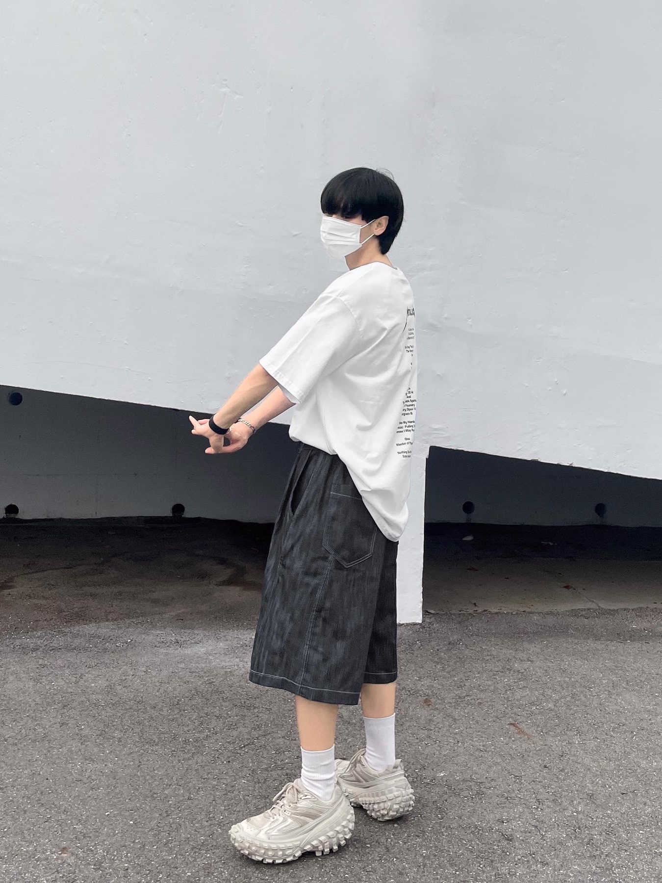 Balenciaga Defender Sneakers Beige 착용 스타일 - 1