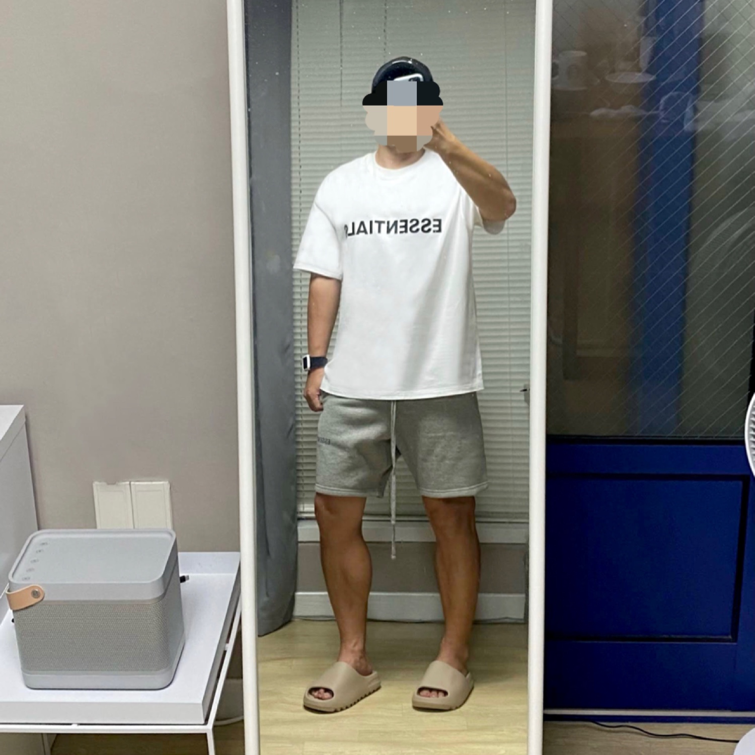 Essentials 3D Silicon Applique Boxy T-Shirt White - 20SS, Essentials Sweatshorts Heather Oatmeal - 21SS 착용 스타일