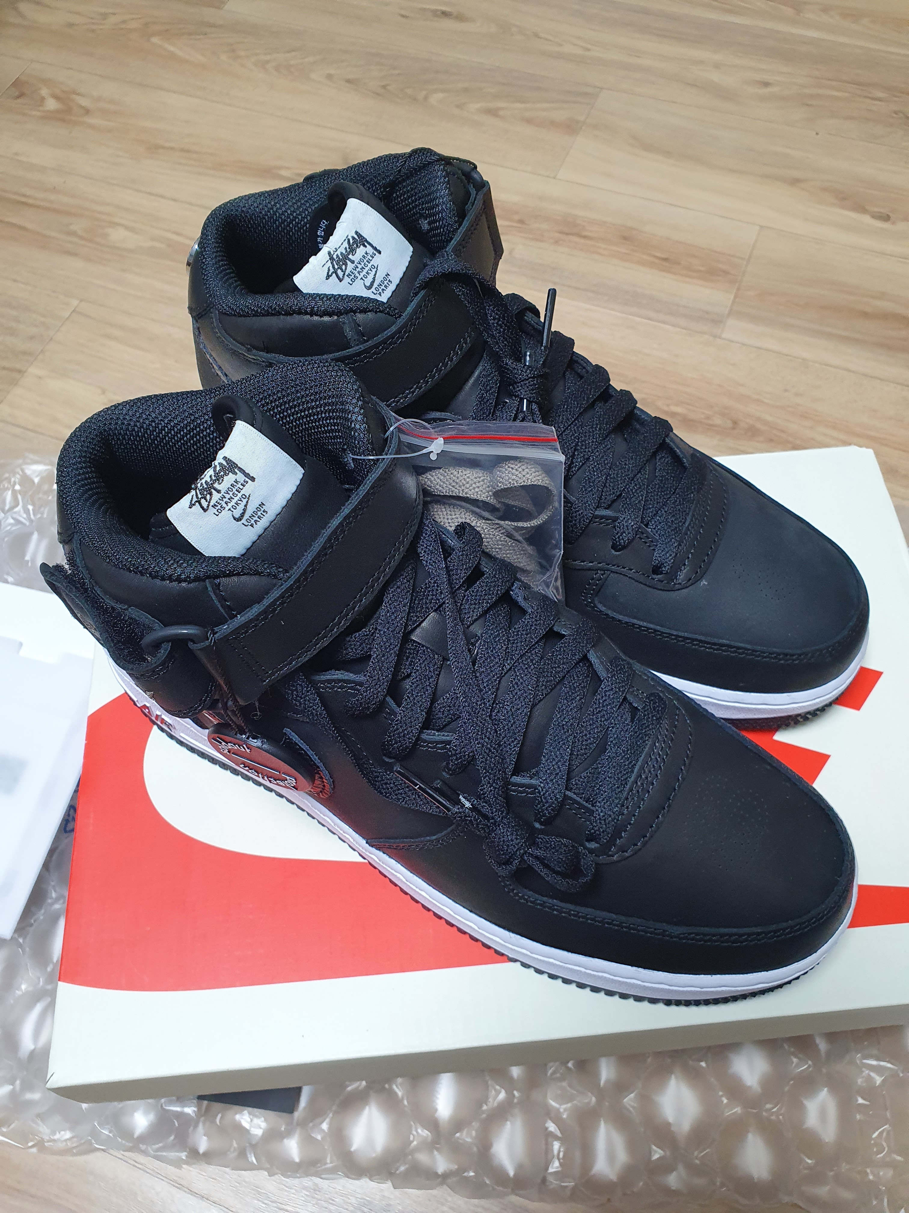 Nike x Stussy Air Force 1 '07 Mid SP Black 착용 스타일 - 2