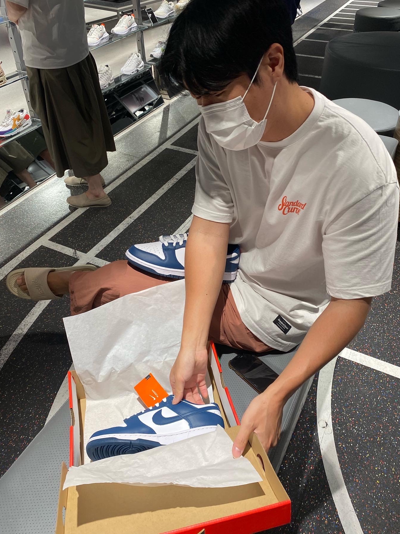 Nike x Stussy Benassi Hemp Slide Fossil Stone, Nike Dunk Low Retro Valerian Blue 착용 스타일 - 3