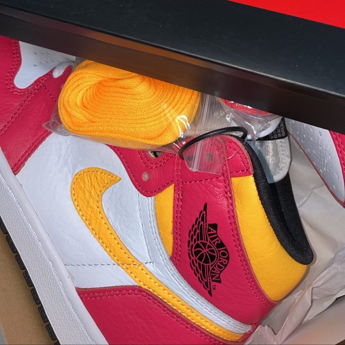 Jordan 1 Retro High OG Light Fusion Red 착용 스타일 - 2