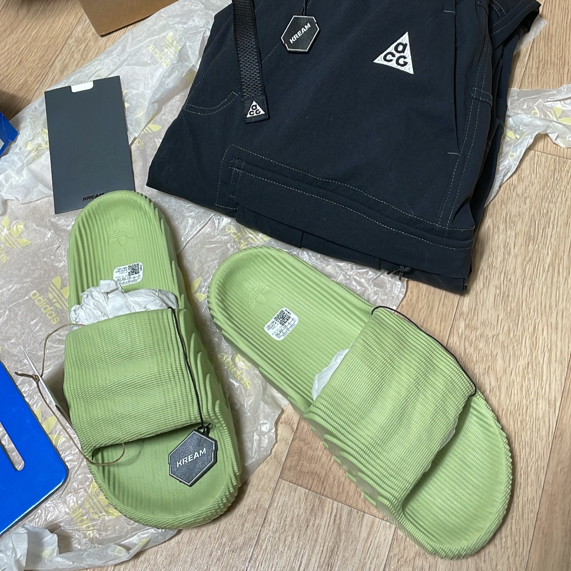 Adidas Adilette 22 Magic Lime, Nike ACG Smith Summit Cargo Pants Black Summit White - Asia 착용 스타일