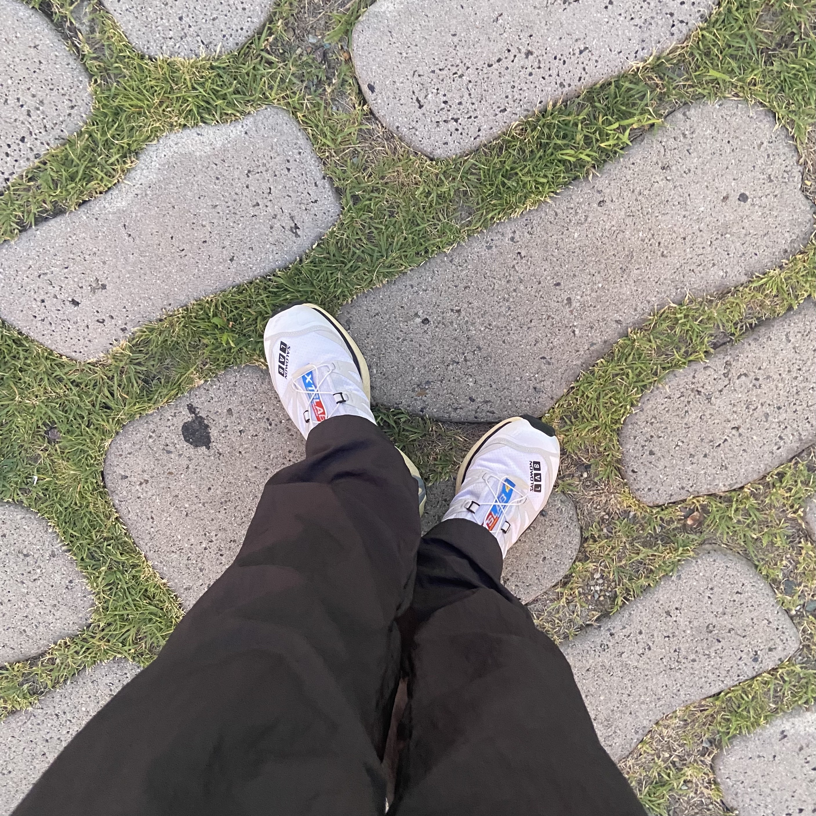 Salomon XT-4 White Lunar Rock 착용 스타일