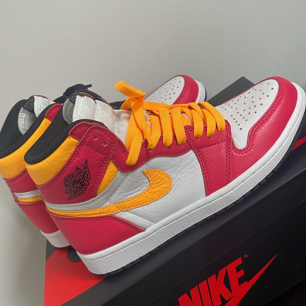 Jordan 1 Retro High OG Light Fusion Red 착용 스타일 - 1