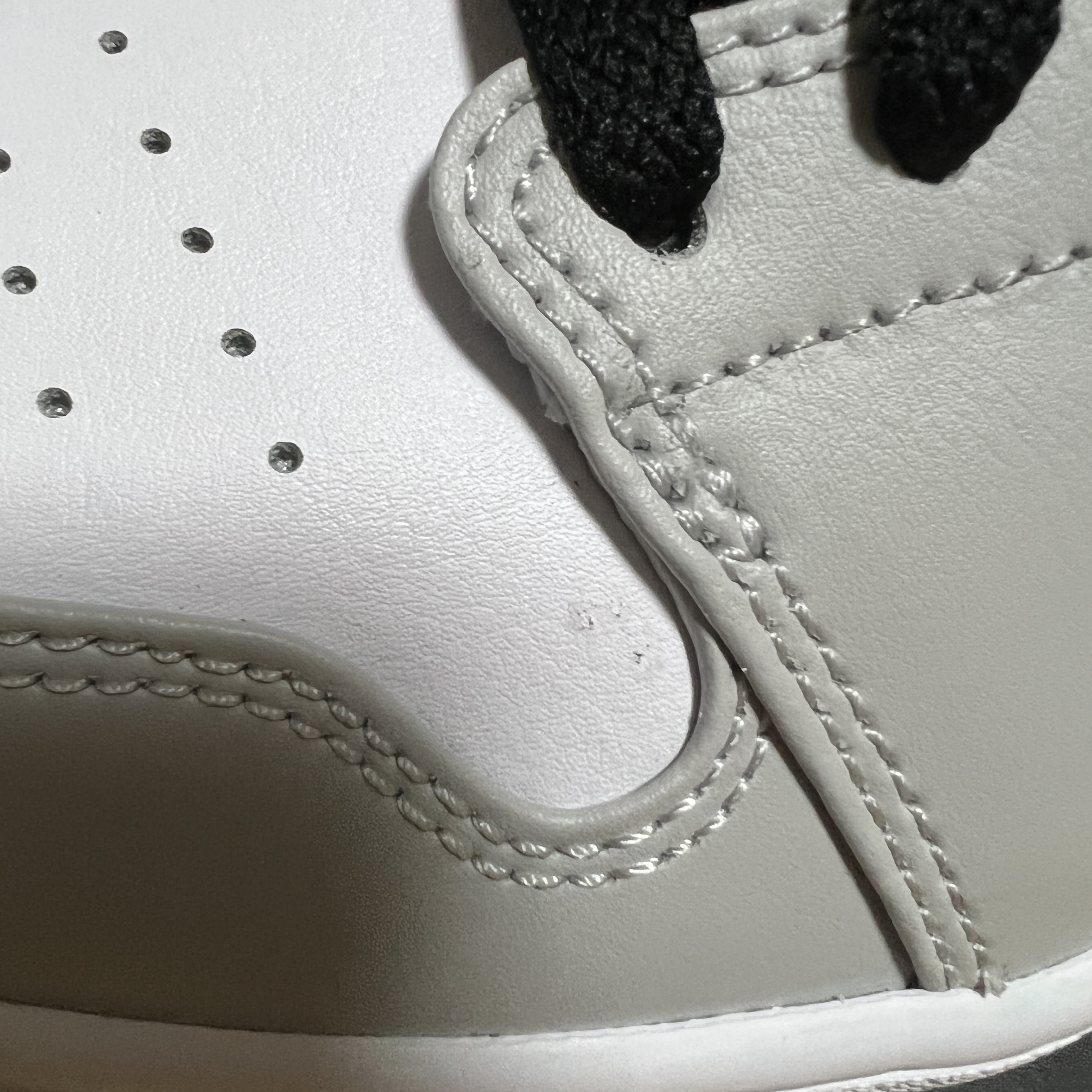 Jordan 1 Low Grey Fog Black Bleached Coral 착용 스타일 - 3