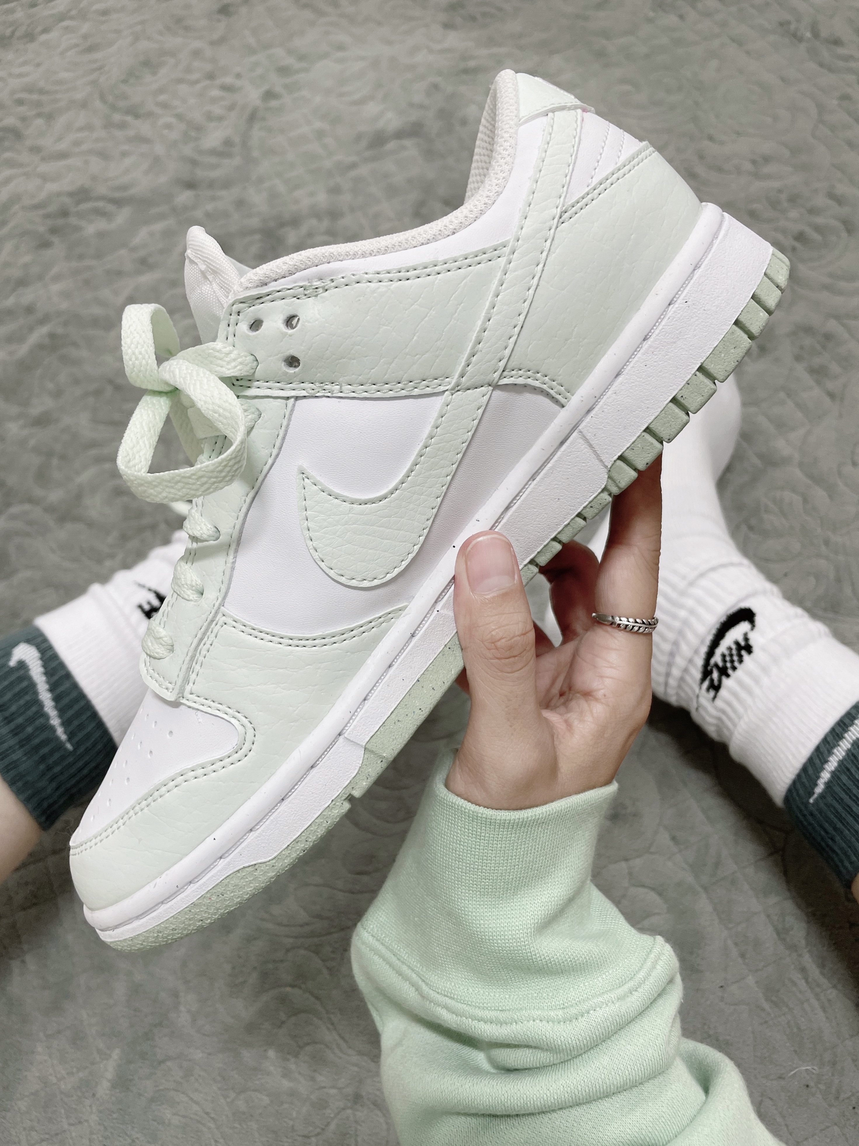 (W) Nike Dunk Low Next Nature Barely Green and White, Nike Heritage 86 Futura Washed Cap Light Dew 착용 스타일 - 1