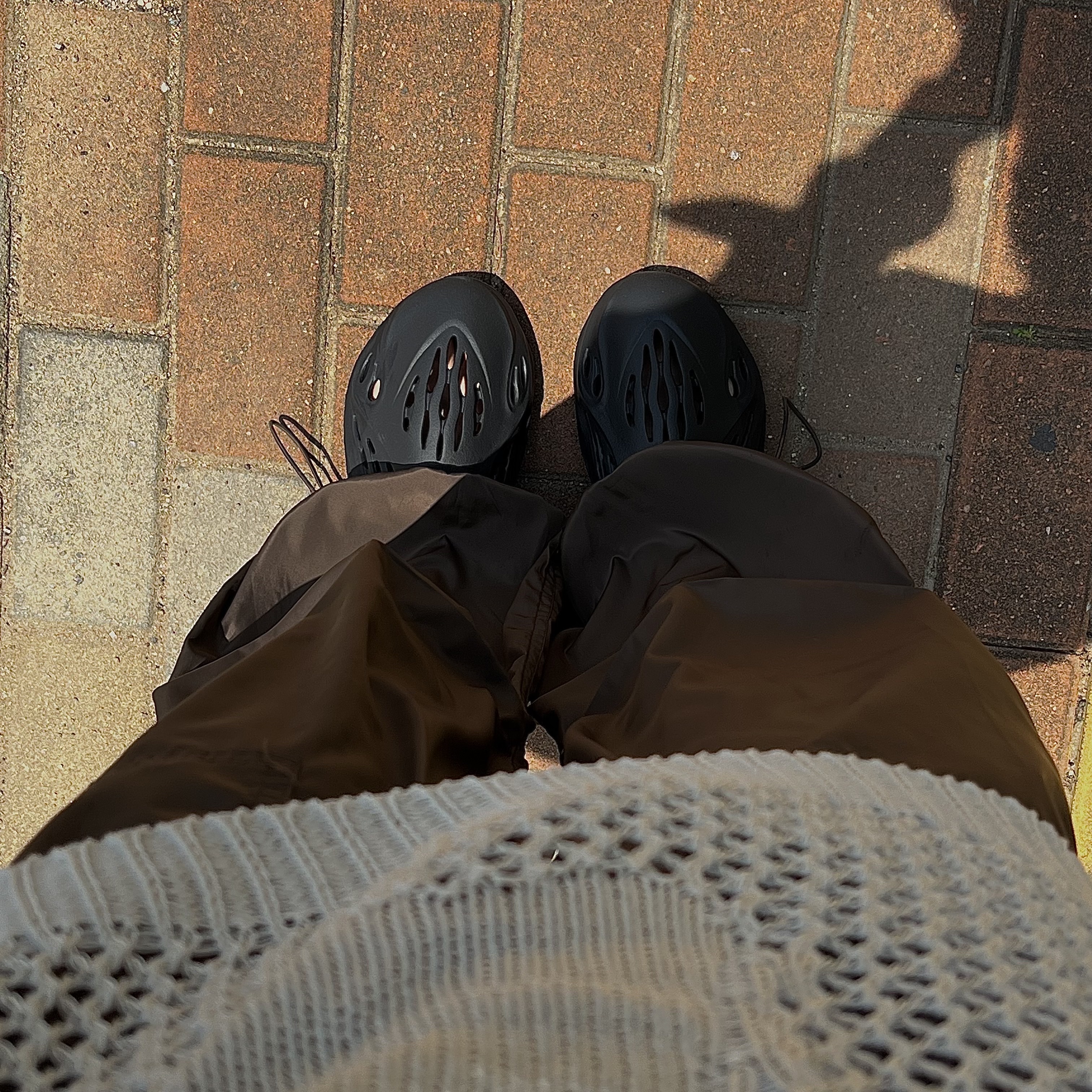 Adidas Yeezy Foam RNNR Onyx 착용 스타일 - 2