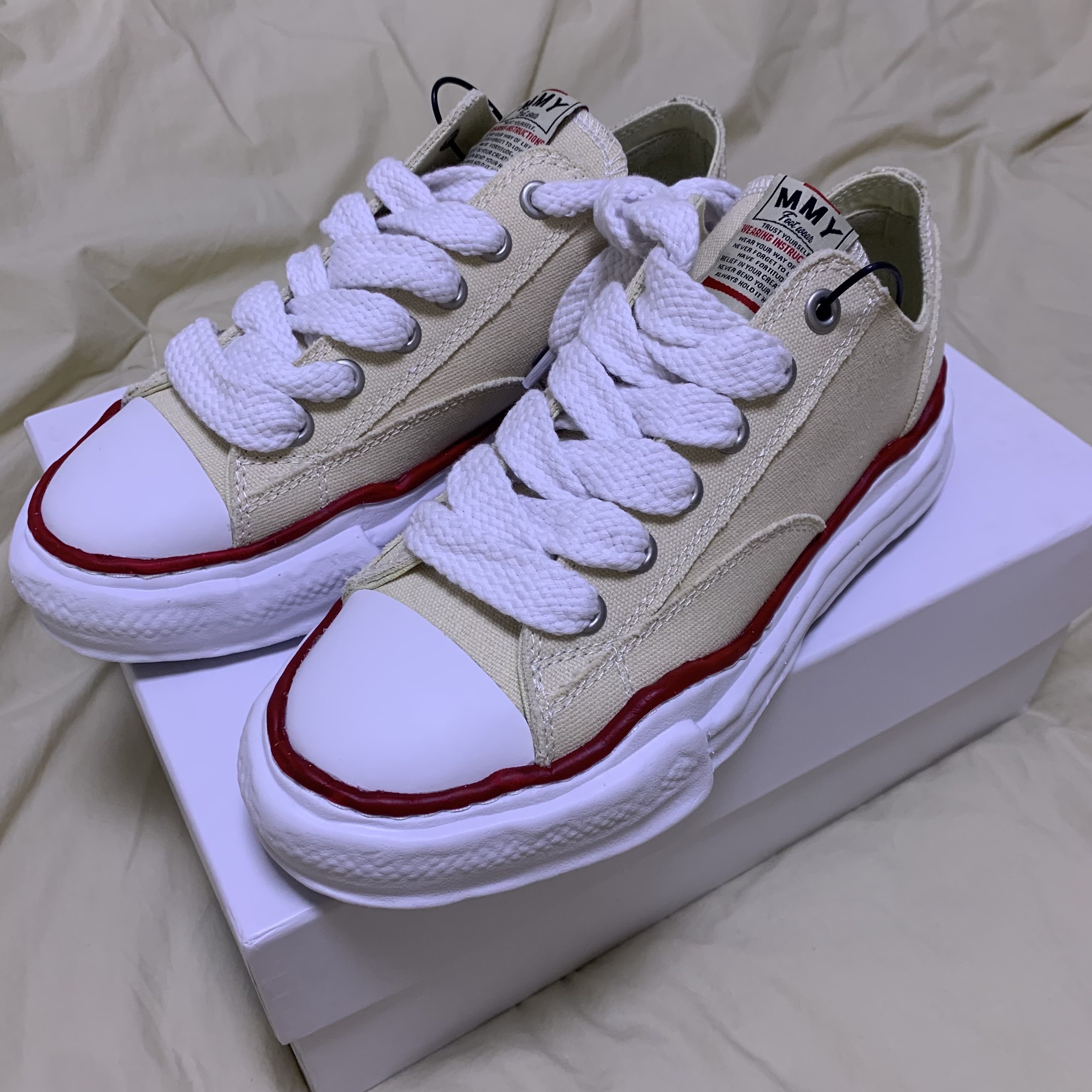 Maison Mihara Yasuhiro Peterson OG Sole Canvas Low-top Sneakers Natural, Maison Margiela Glam Slam Leather Shoulder Bag Black 착용 스타일 - 1