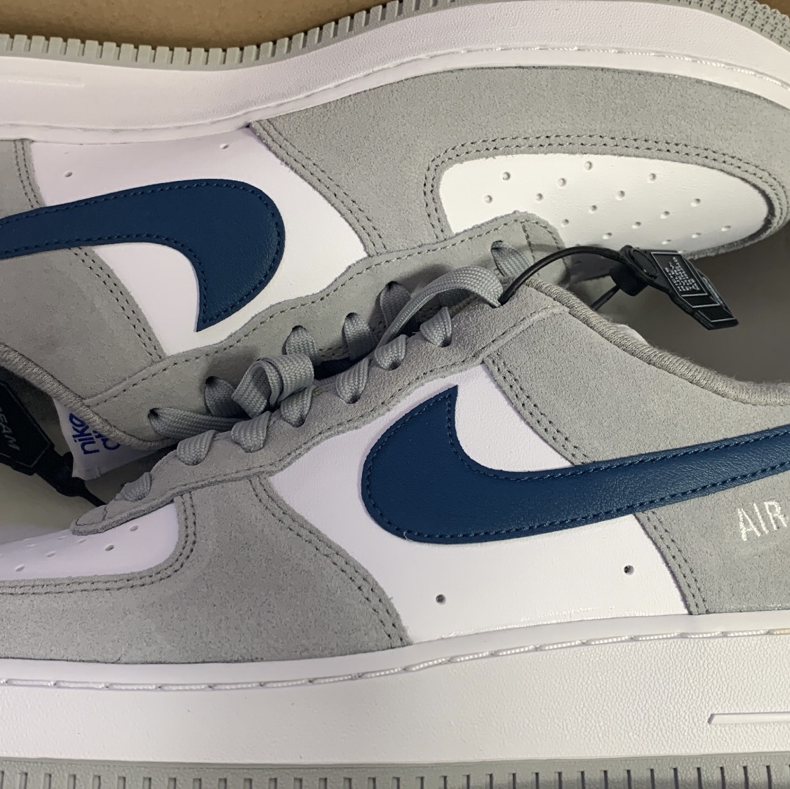 Nike Air Force 1 '07 LV8 Athletic Club Light Smoke Grey Marina 착용 스타일