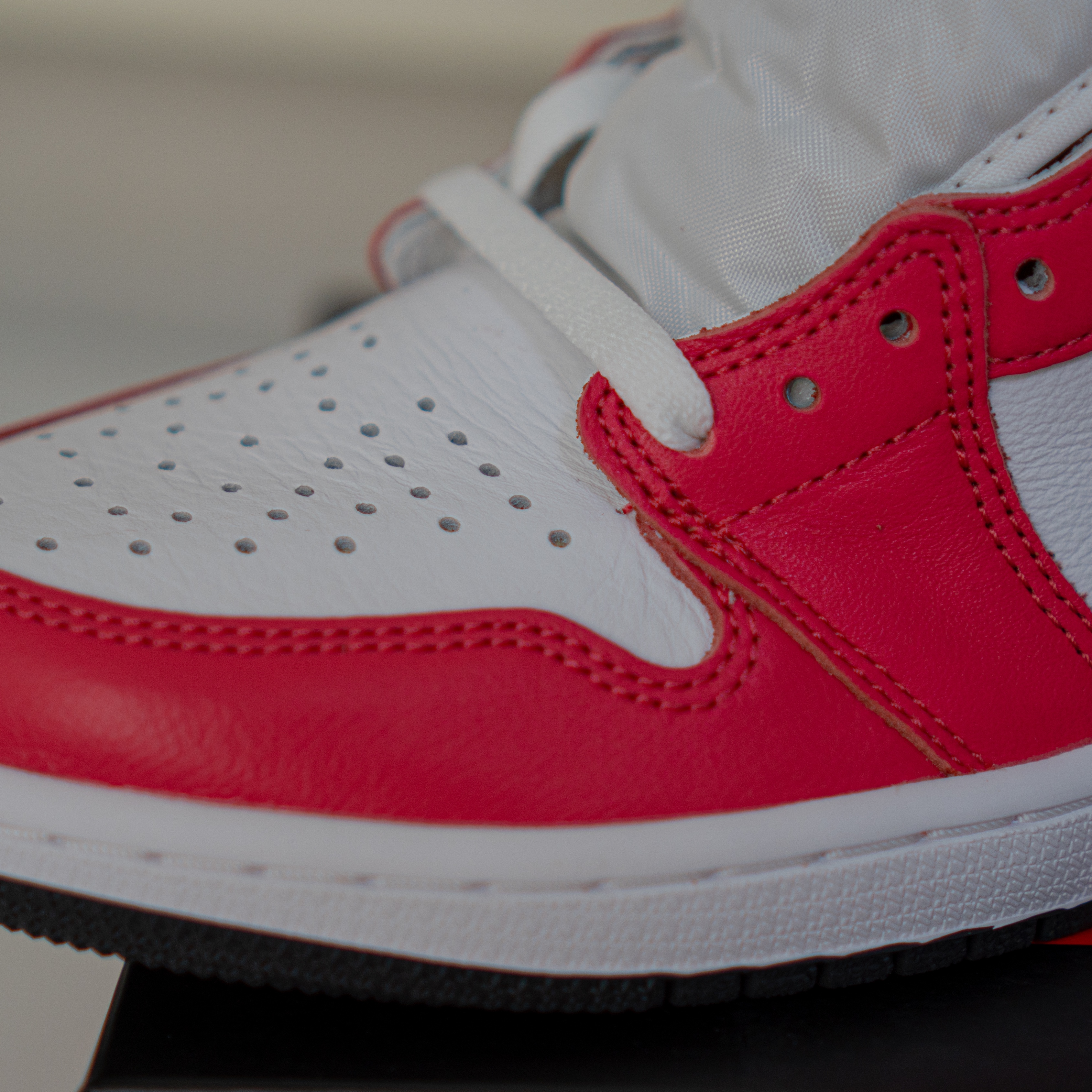 Jordan 1 Retro High OG Light Fusion Red 착용 스타일 - 3