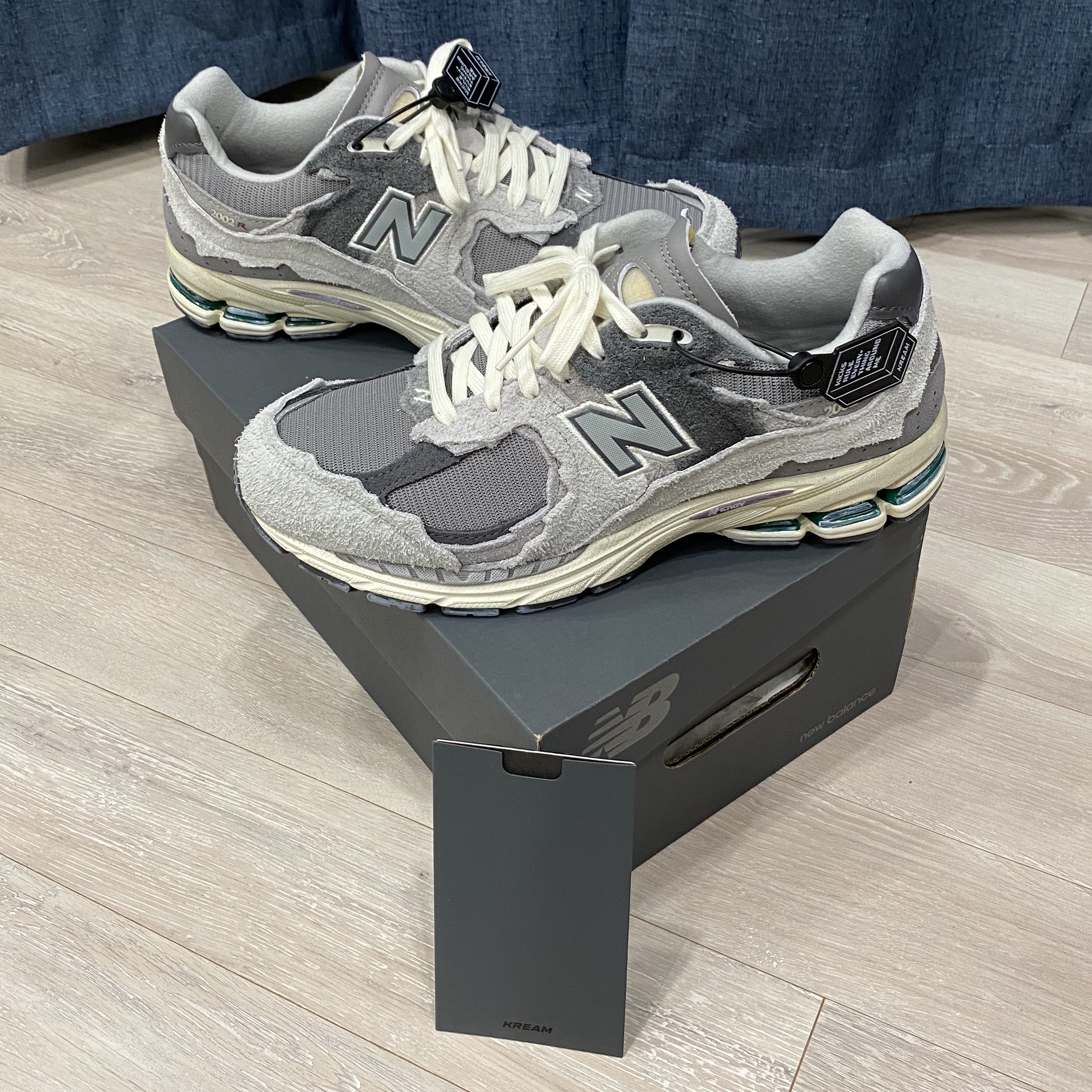 New Balance 2002R Protection Pack Rain Cloud 착용 스타일