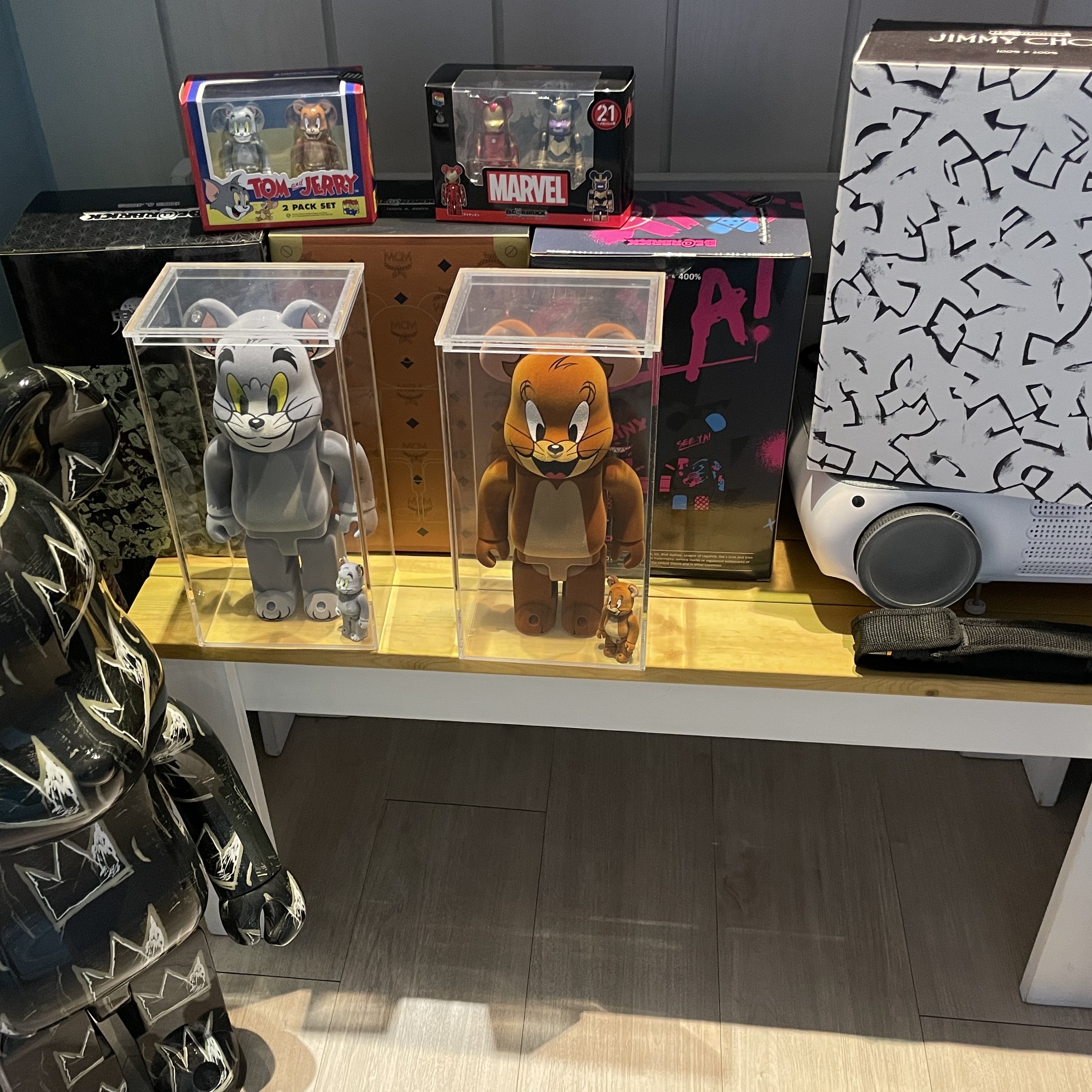 Bearbrick Jean-Michel Basquiat #8 1000%, Bearbrick Tom & Jerry 2 Pack 100% 착용 스타일