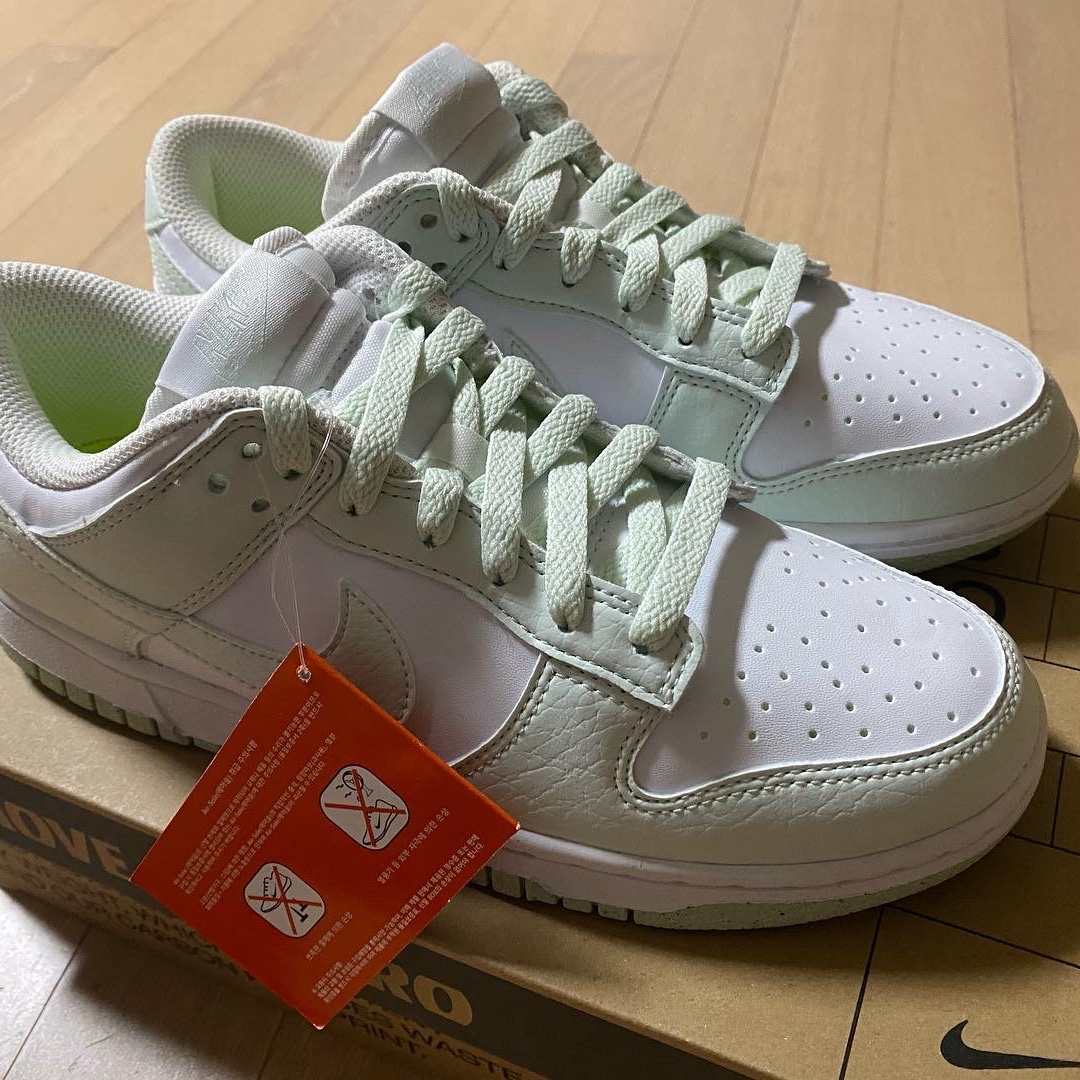 (W) Nike Dunk Low Next Nature Barely Green and White 착용 스타일 - 2