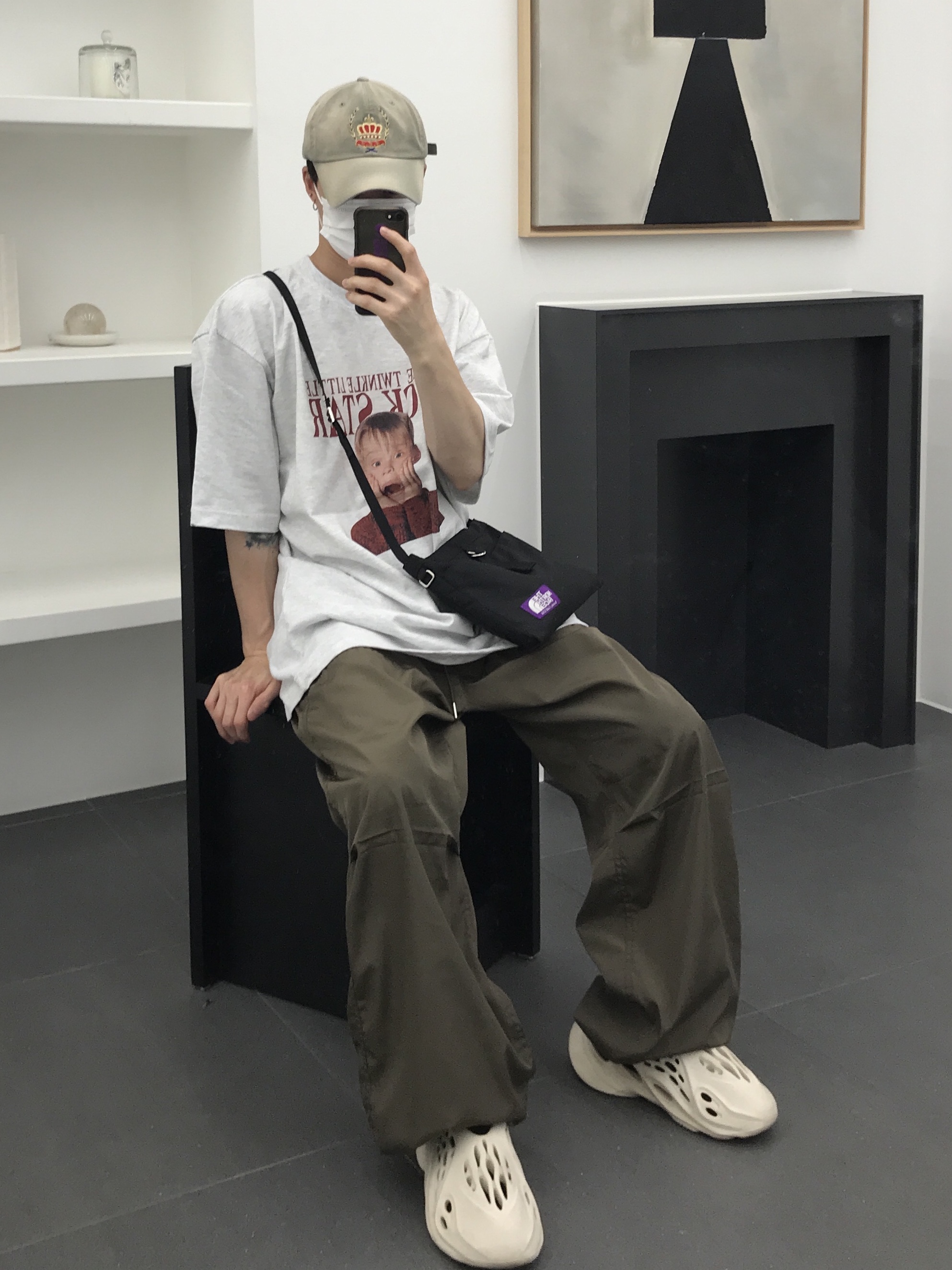 Adidas Yeezy Foam RNNR Sand 착용 스타일