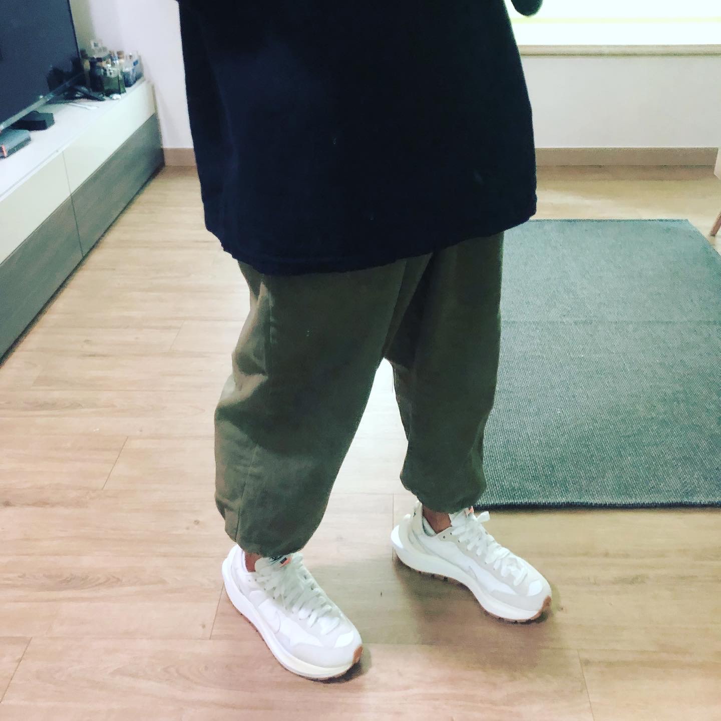 Nike x Sacai VaporWaffle White and Gum 착용 스타일 - 2