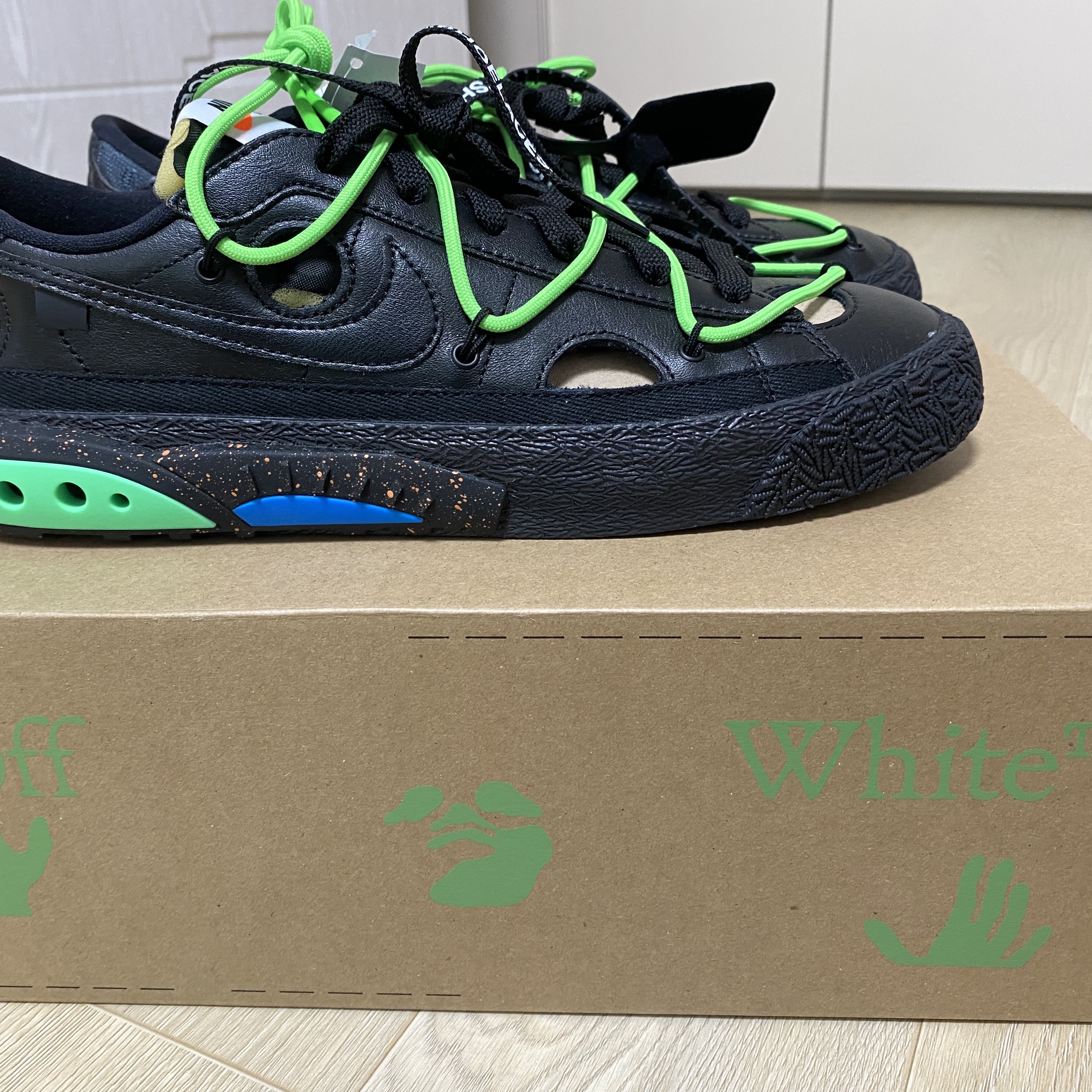 Nike x Off-White Blazer Low '77 Black and Electro Green 착용 스타일