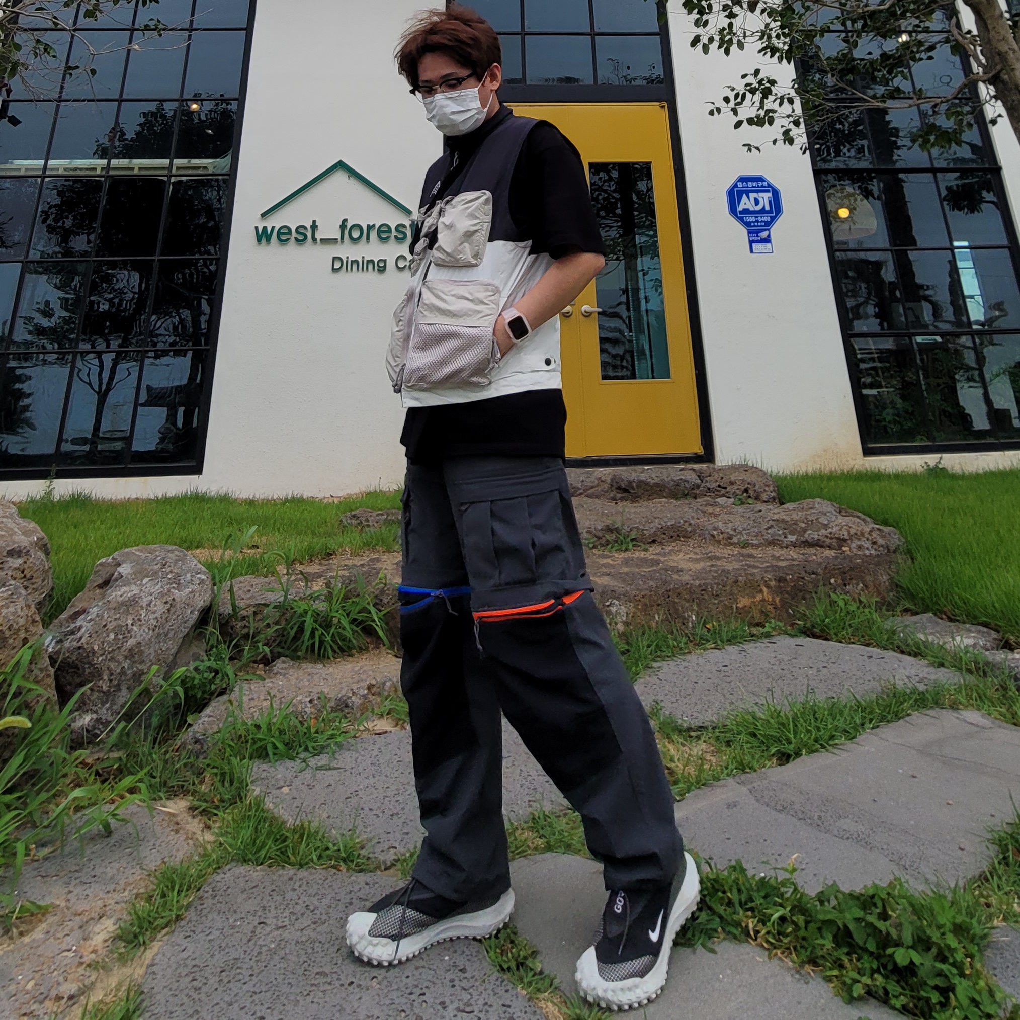 Nike ACG Utility Vest Black Summit White - US/EU, Nike ACG Smith Summit Cargo Pants Dark Smoke Grey - Asia 착용 스타일