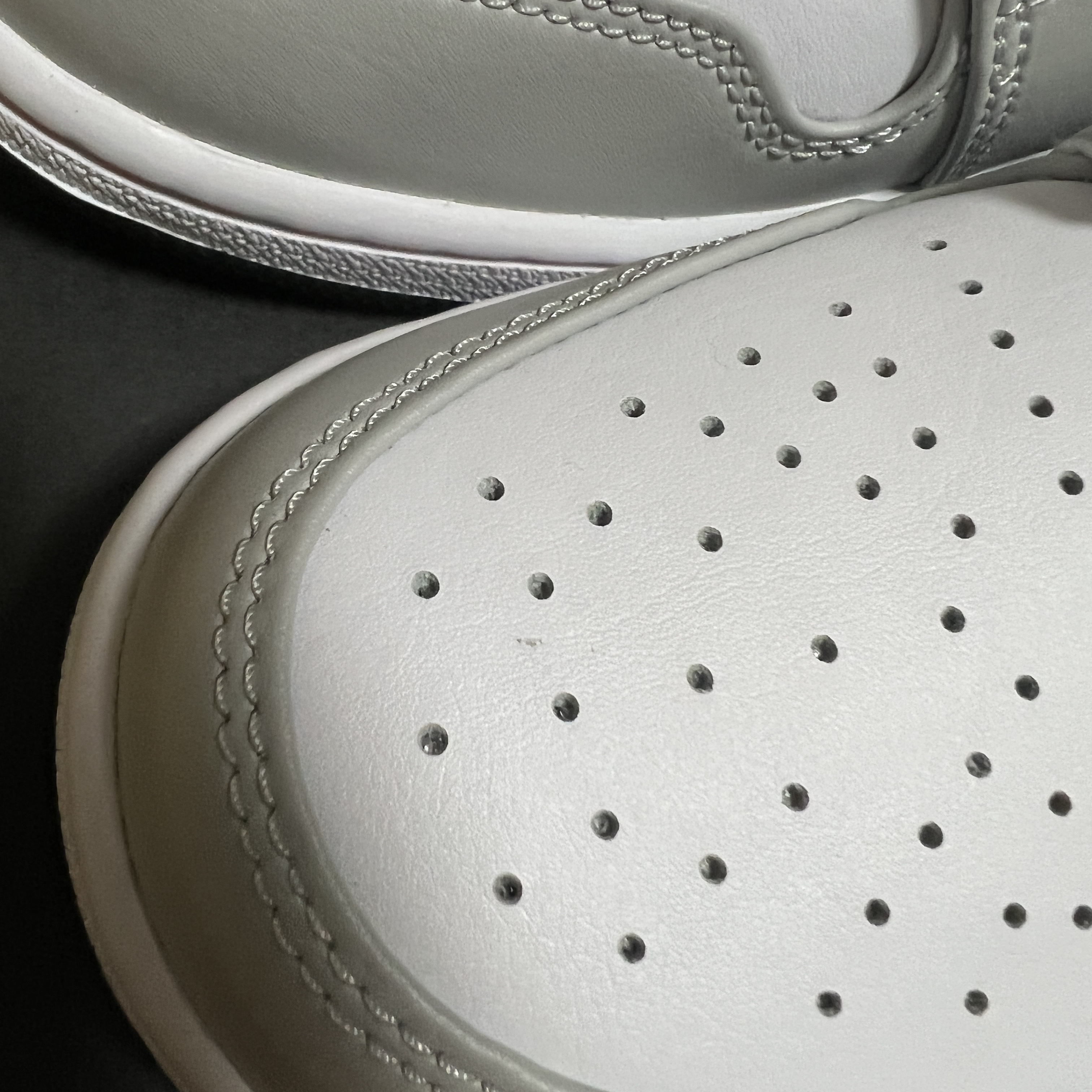 Jordan 1 Low Grey Fog Black Bleached Coral 착용 스타일 - 2