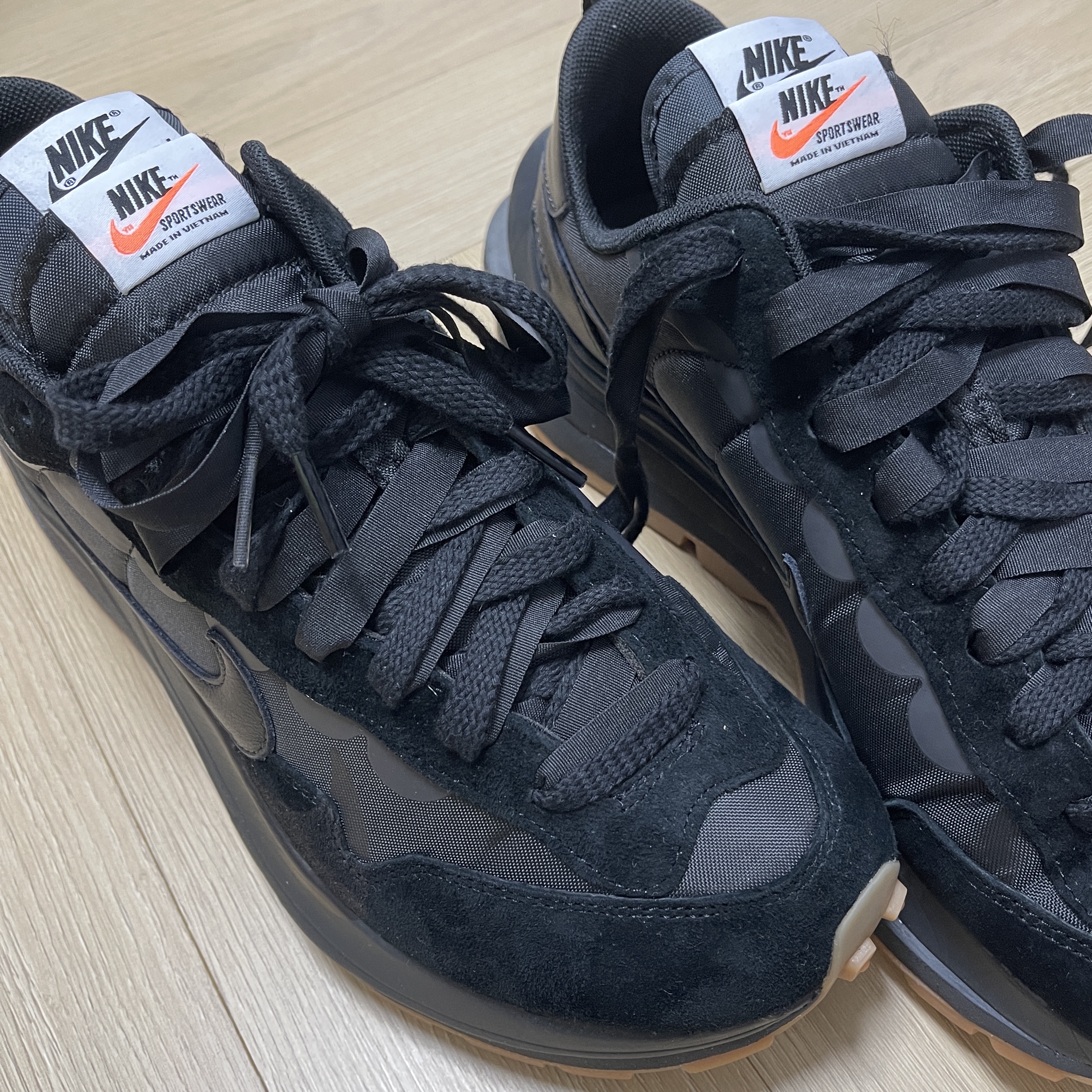 Nike x Sacai VaporWaffle Black and Gum 착용 스타일