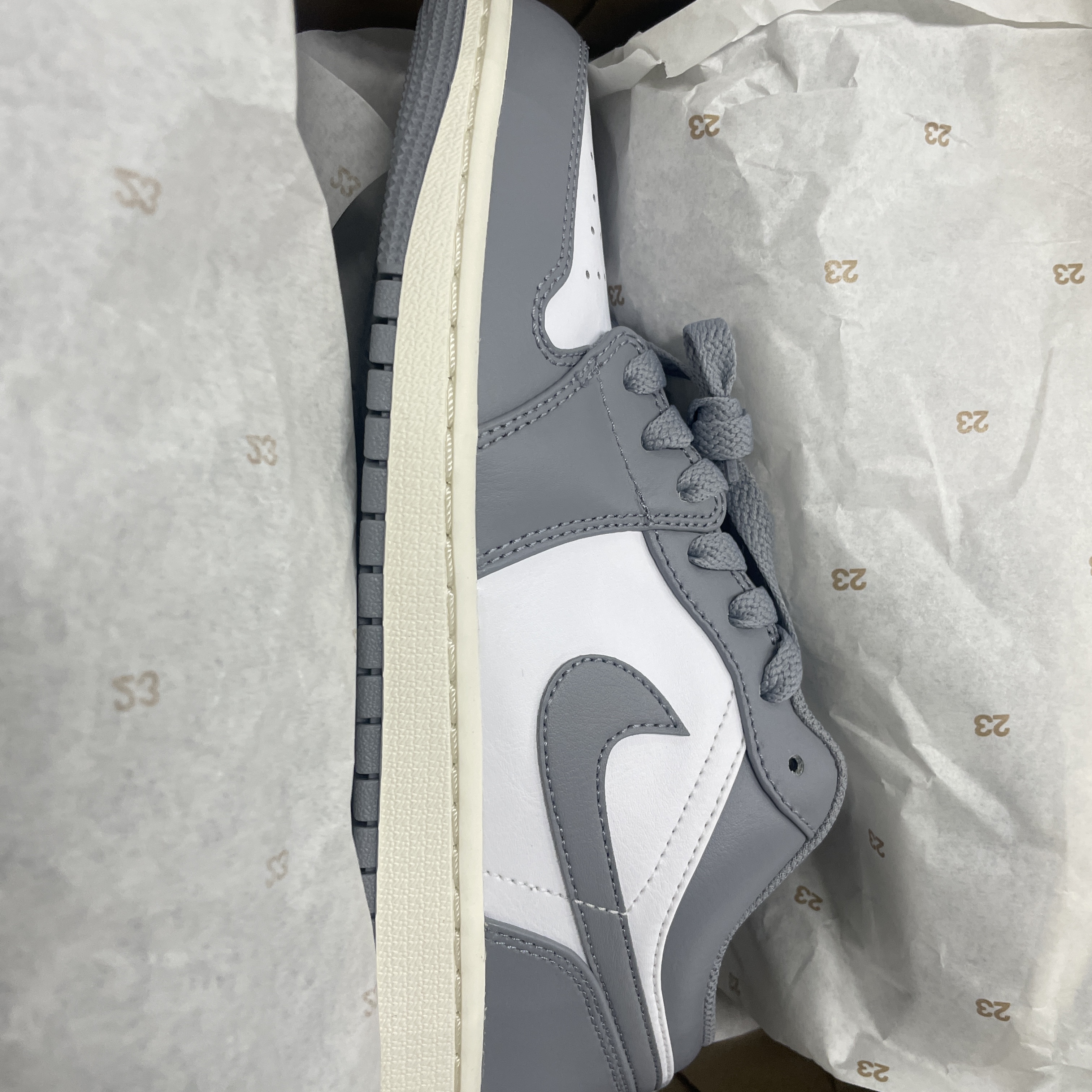 Jordan 1 Low Stealth and White 착용 스타일 - 3