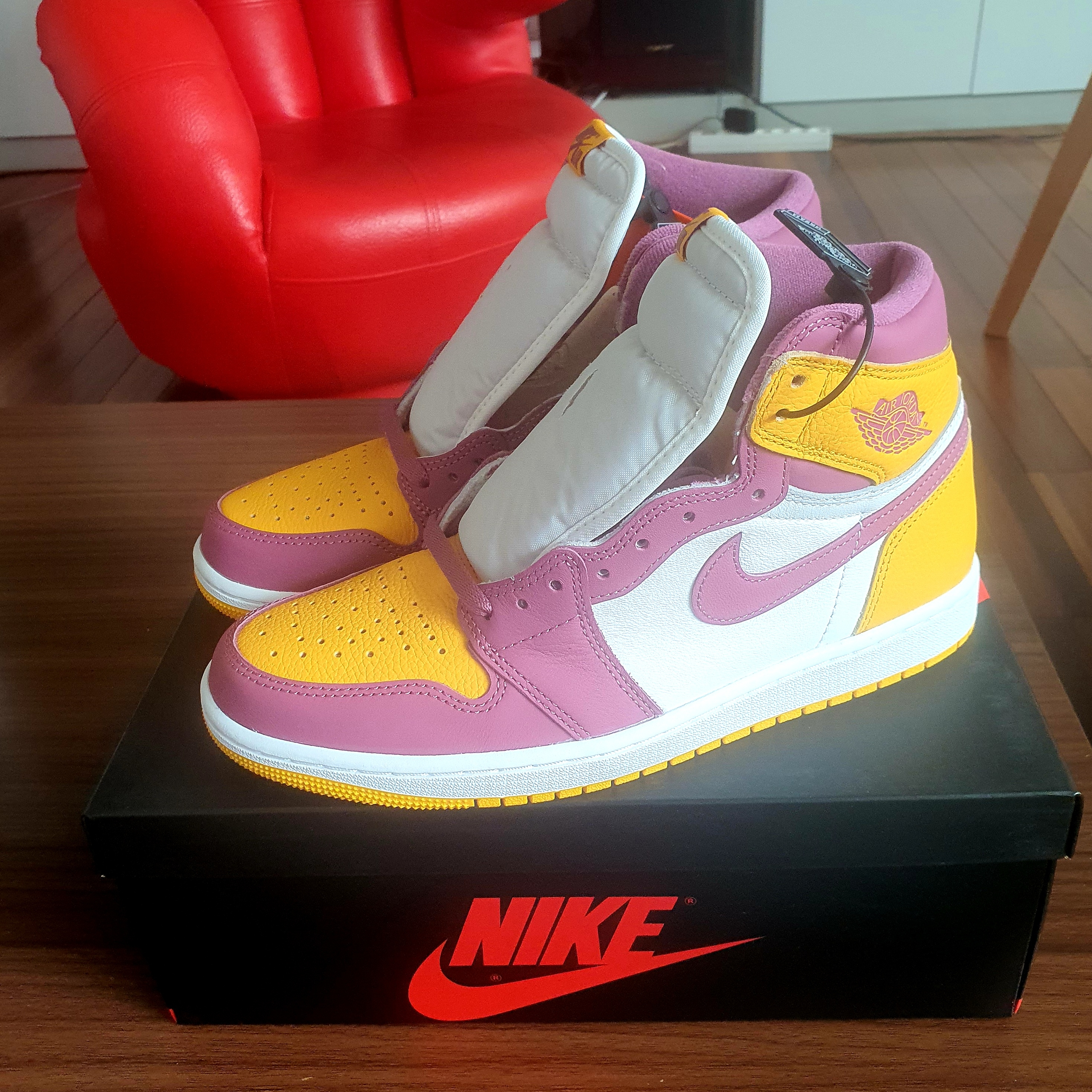 Jordan 1 Retro High OG University Gold Light Bordeaux 착용 스타일
