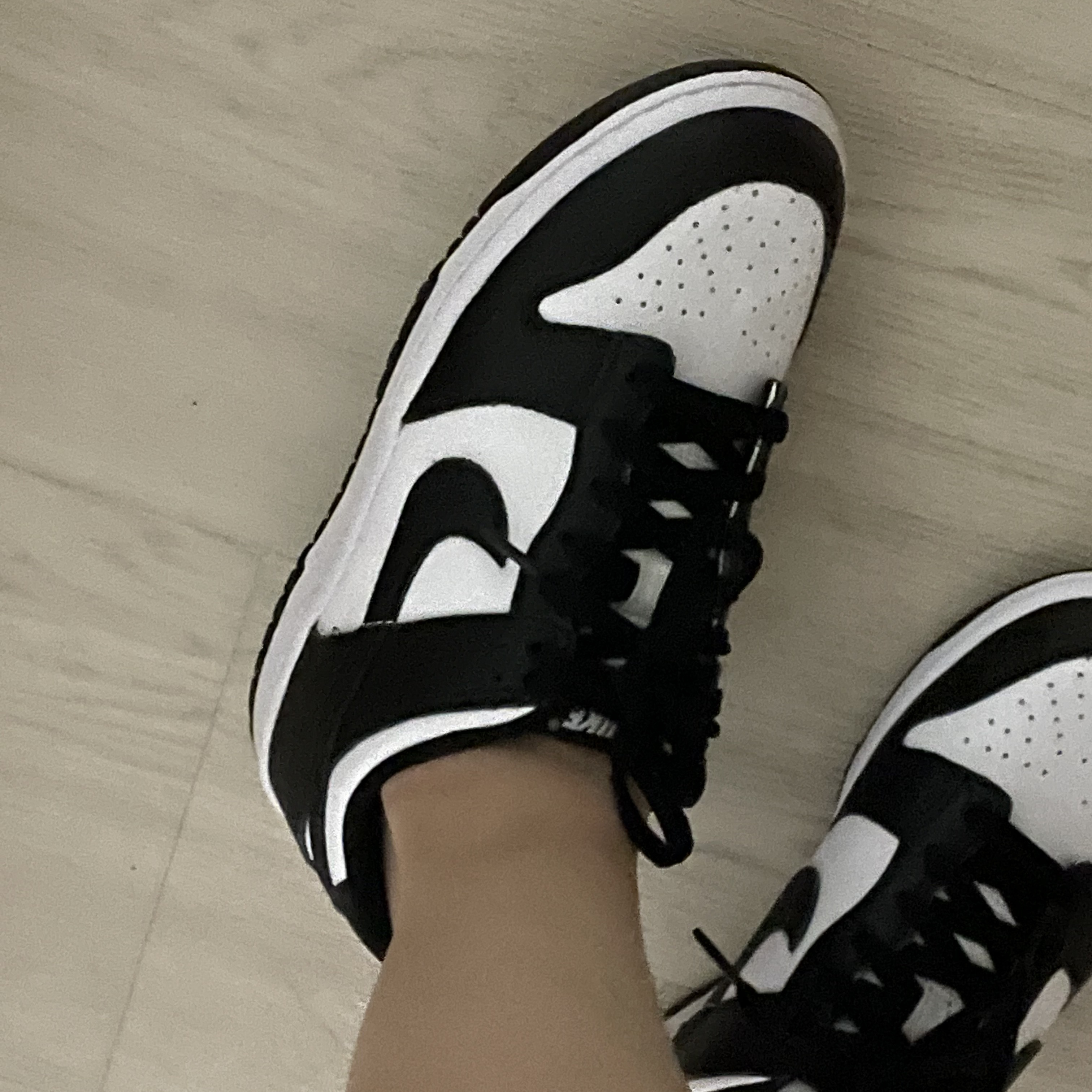 (W) Nike Dunk Low Black 착용 스타일 - 1