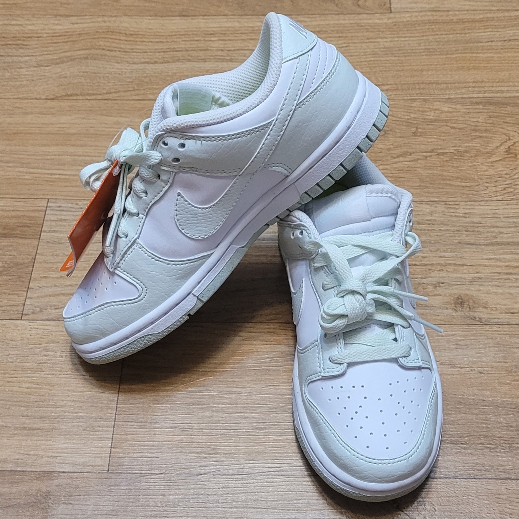 (W) Nike Dunk Low Next Nature Barely Green and White 착용 스타일 - 3