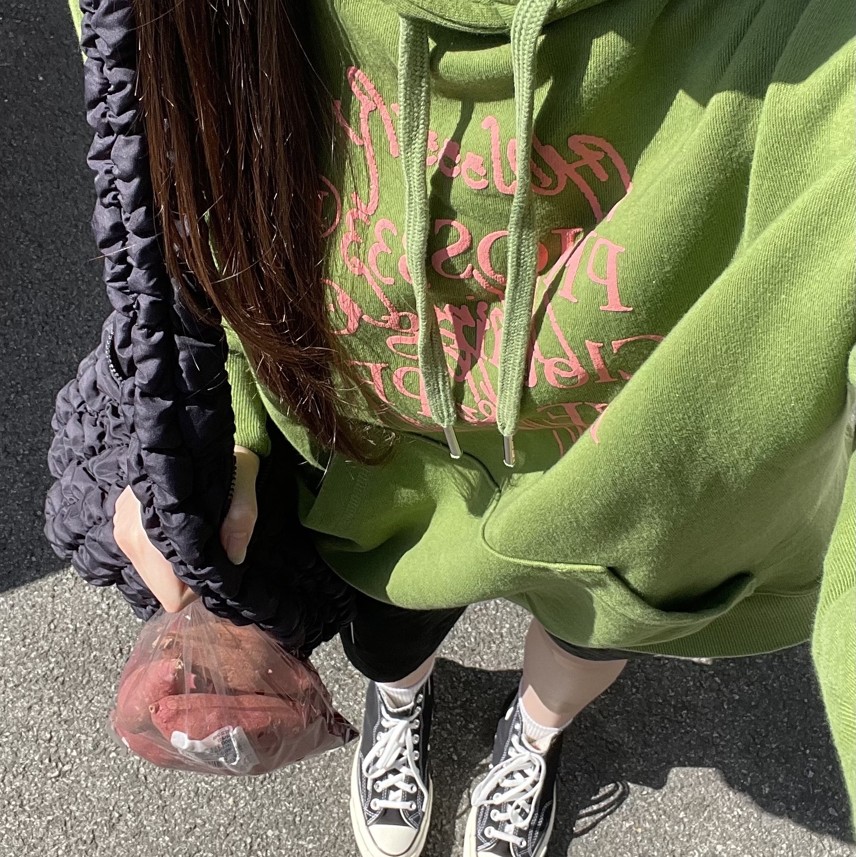 COS Quilted Oversized Shoulder Bag Dark Navy, Converse Chuck 70 Hi Black 착용 스타일