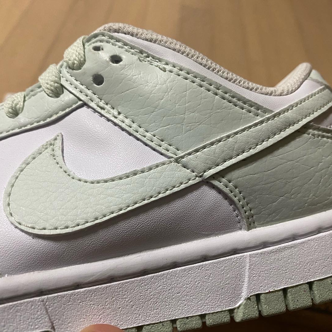 (W) Nike Dunk Low Next Nature Barely Green and White 착용 스타일 - 4