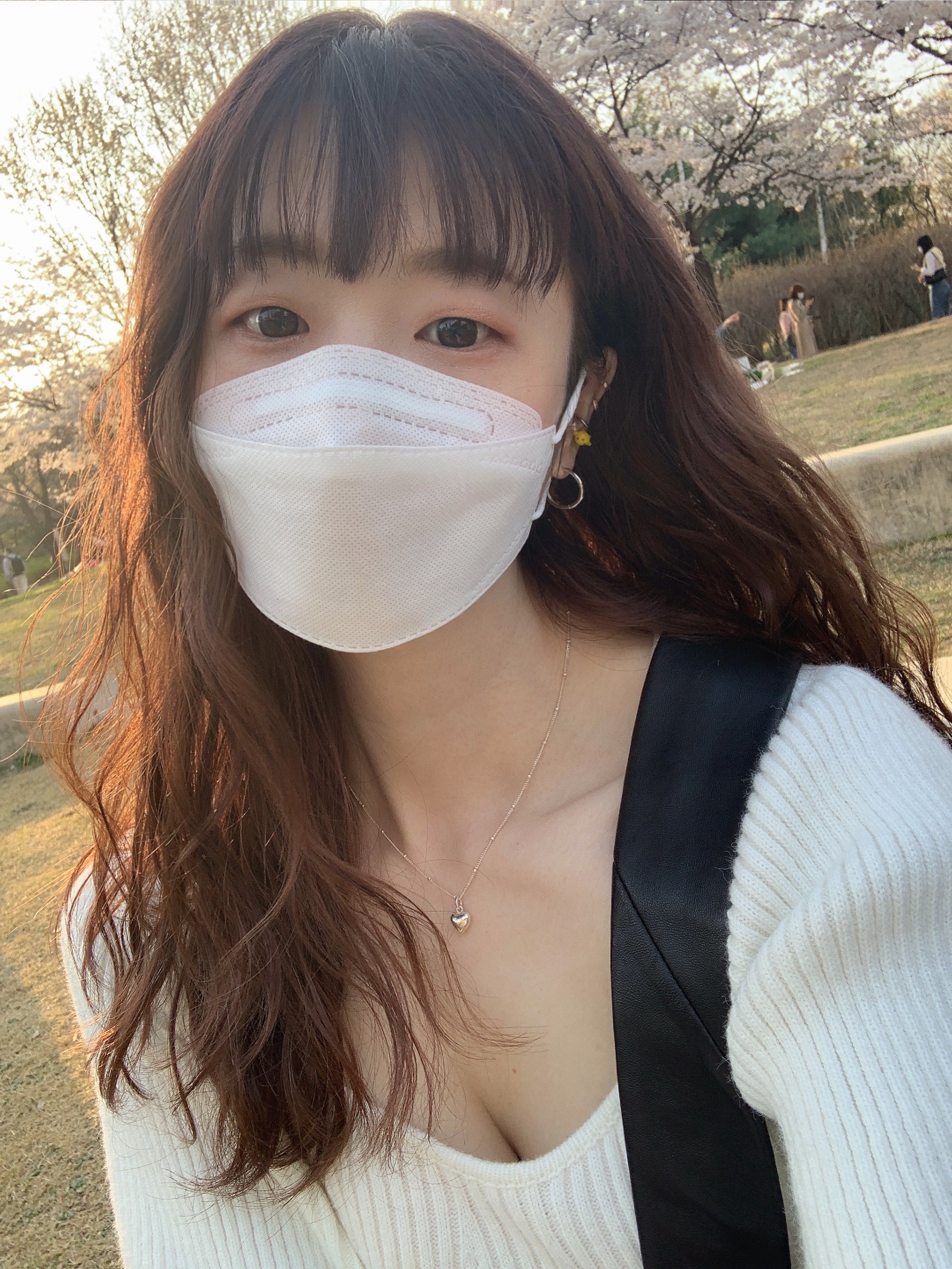 Lemaire Small Croissant Bag Soft Nappa Leather Dark Chocolate 착용 스타일