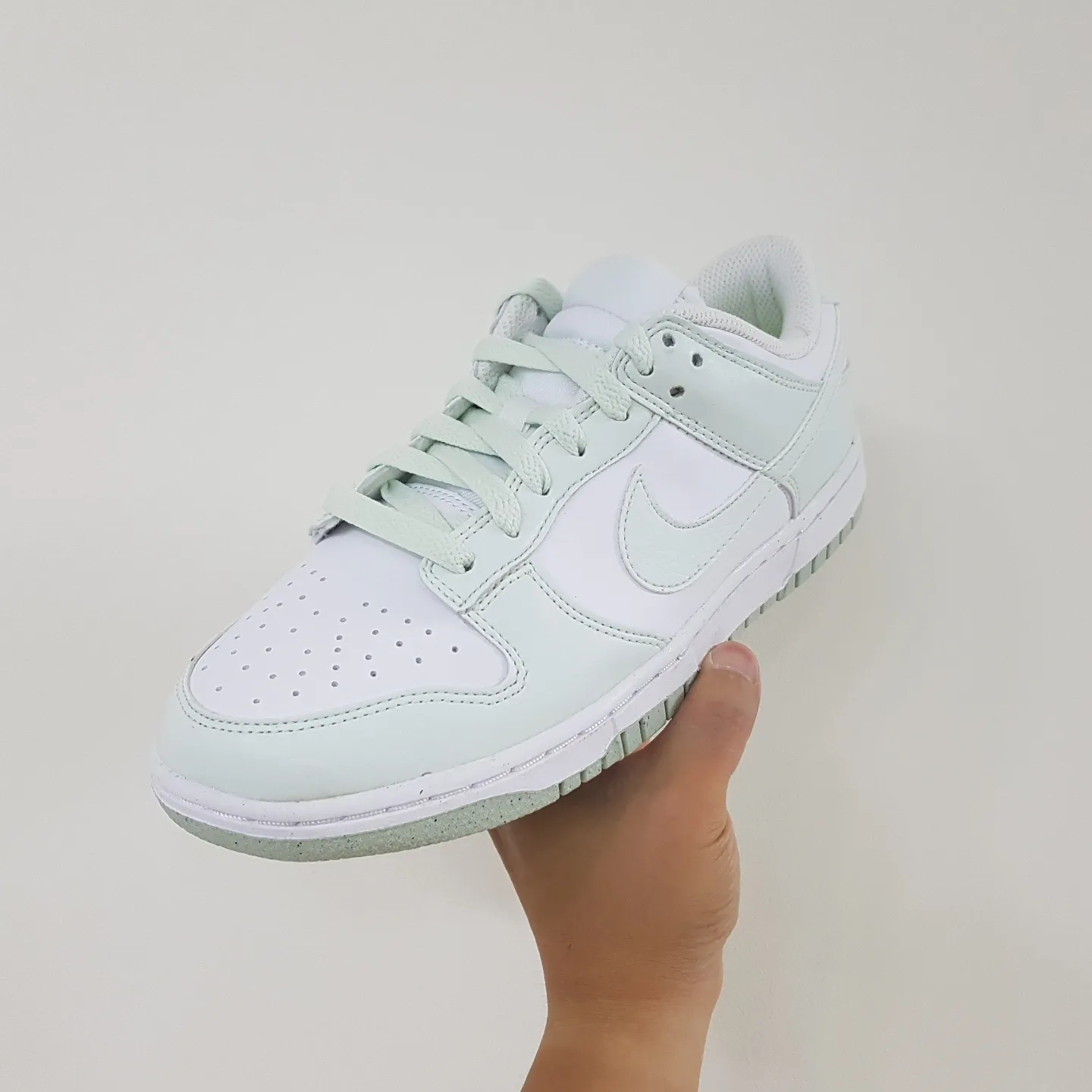 (W) Nike Dunk Low Next Nature Barely Green and White 착용 스타일 - 1