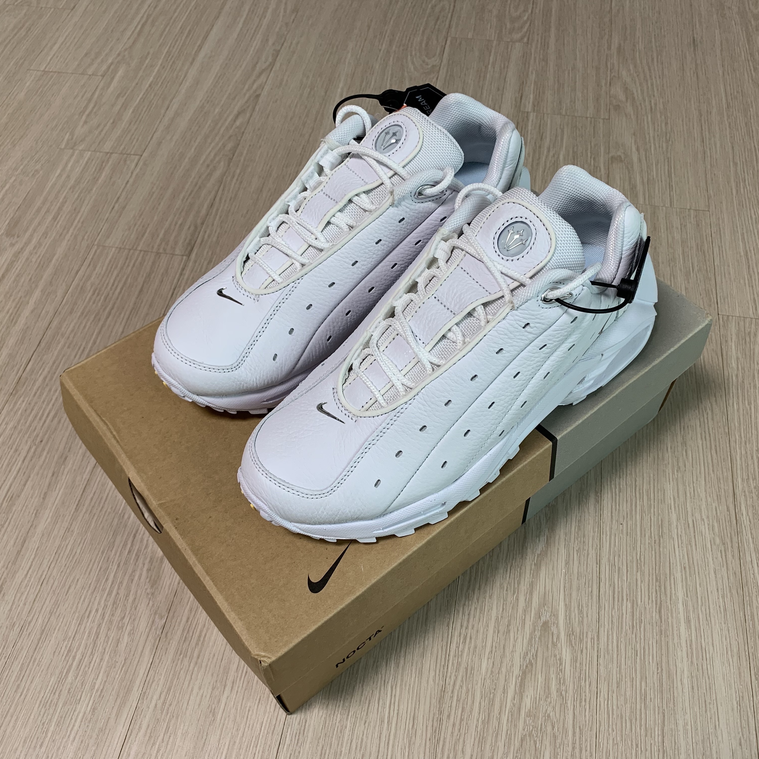 Nike x Drake Nocta Hot Step Air Terra Triple White 착용 스타일 - 1